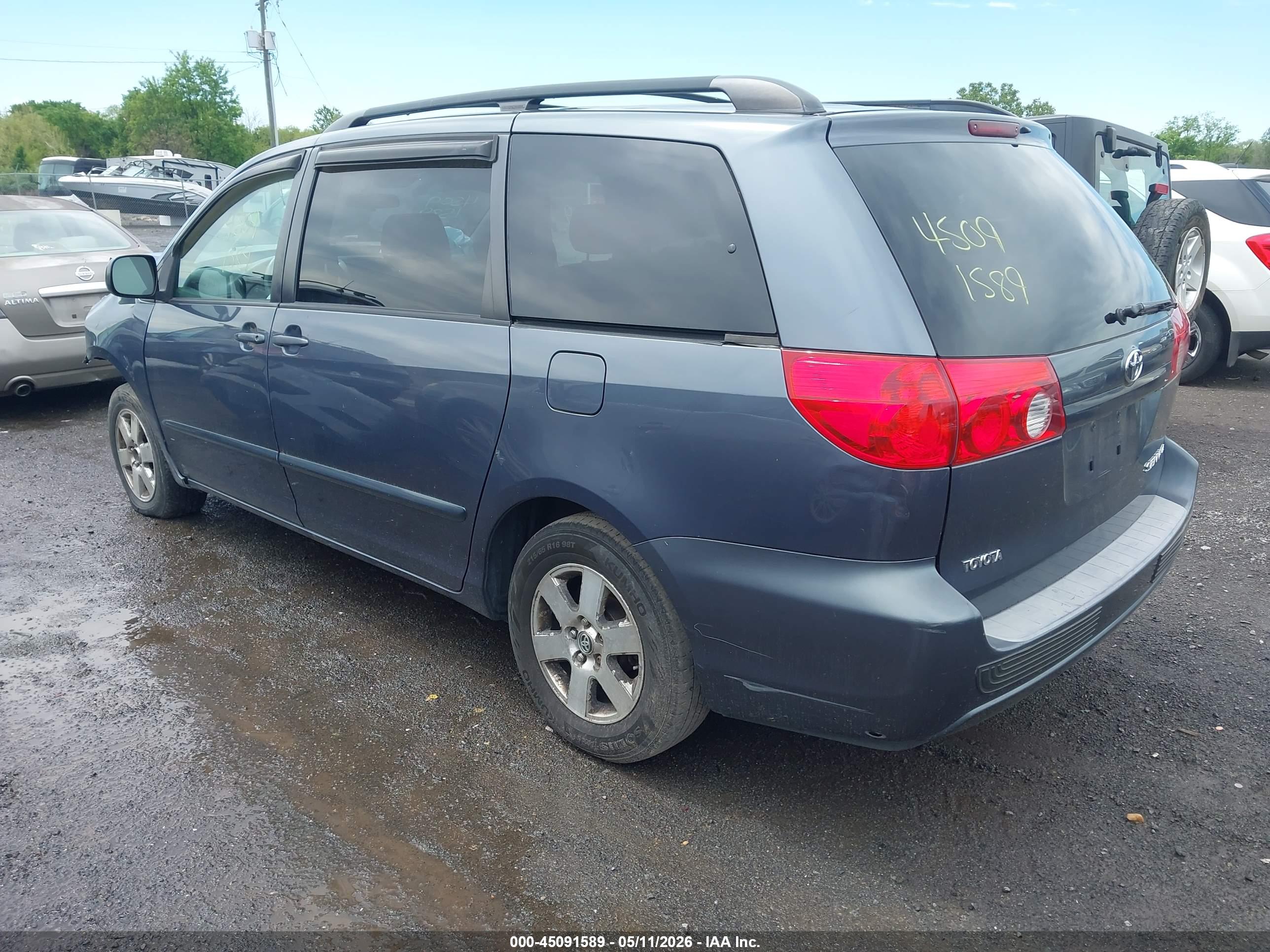 TOYOTA SIENNA image 3