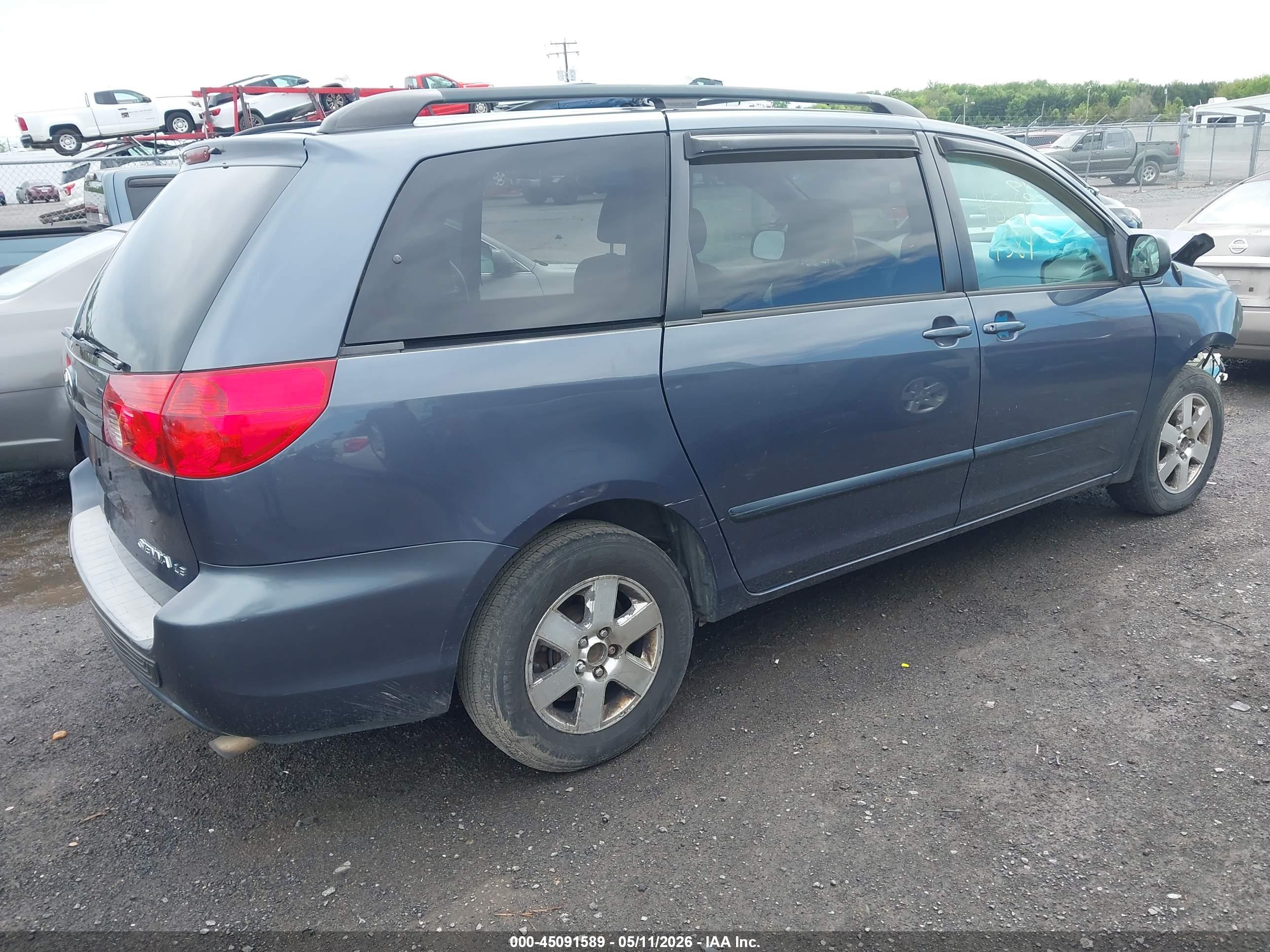 TOYOTA SIENNA image 4