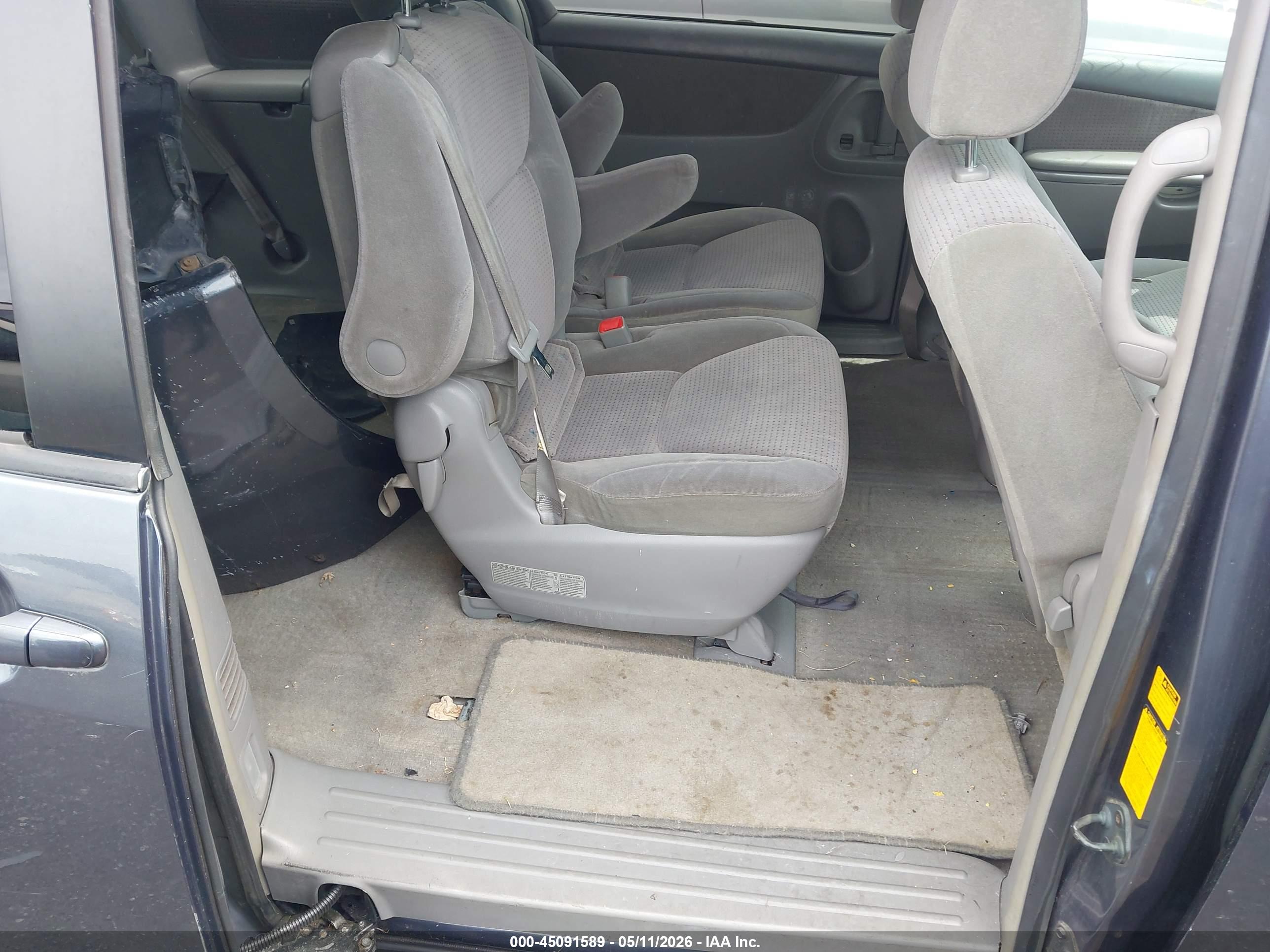 TOYOTA SIENNA image 8