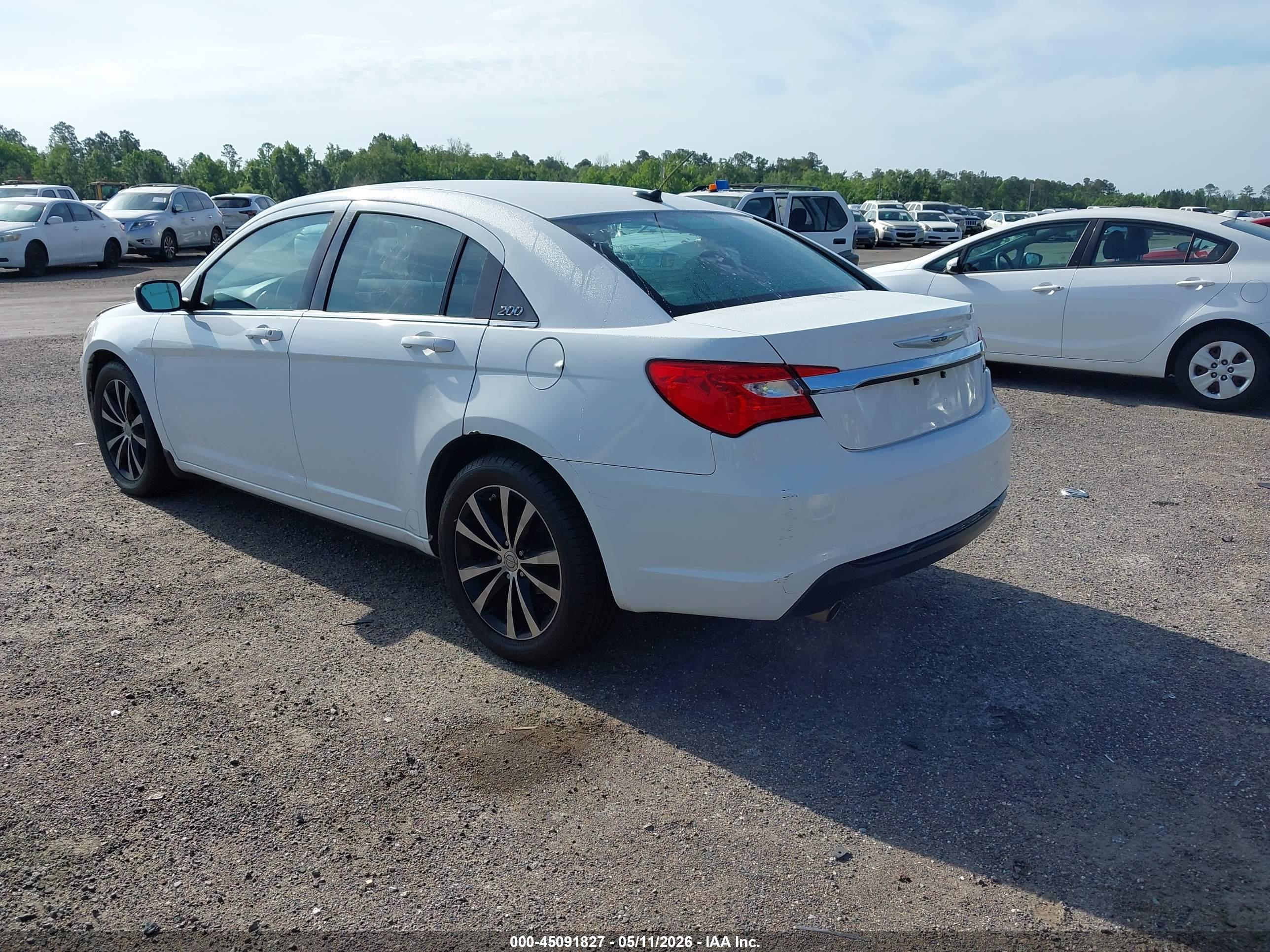 CHRYSLER 200 image 3