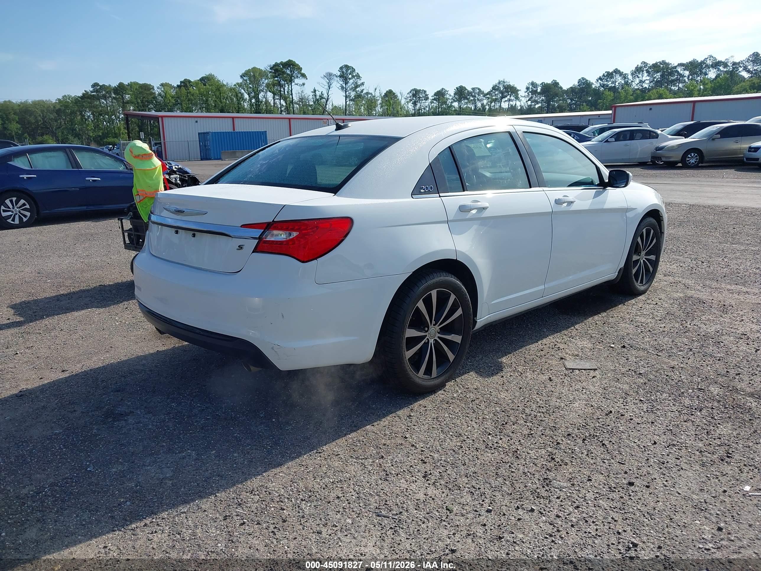 CHRYSLER 200 image 4