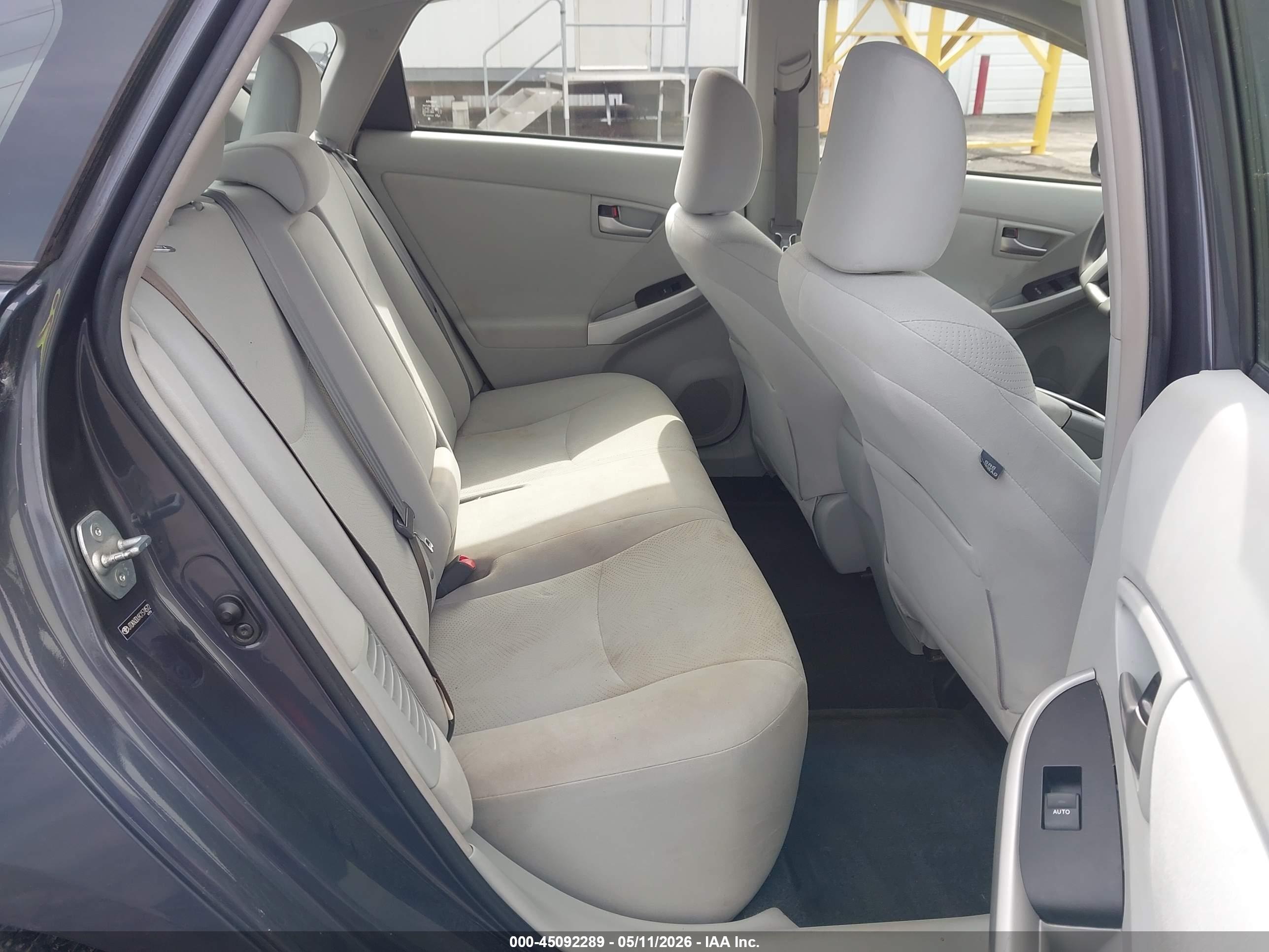 TOYOTA PRIUS image 8