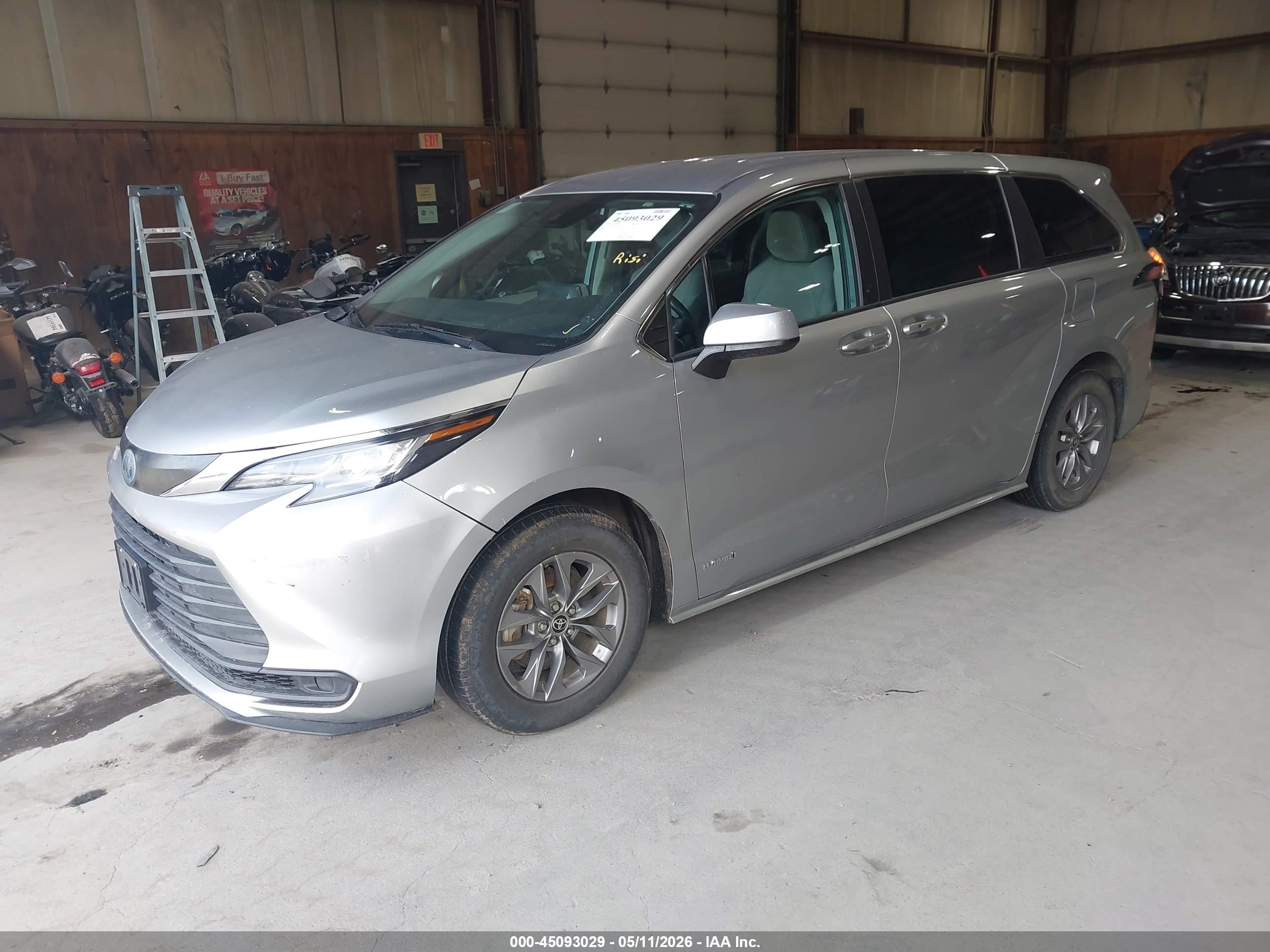 TOYOTA SIENNA image 2