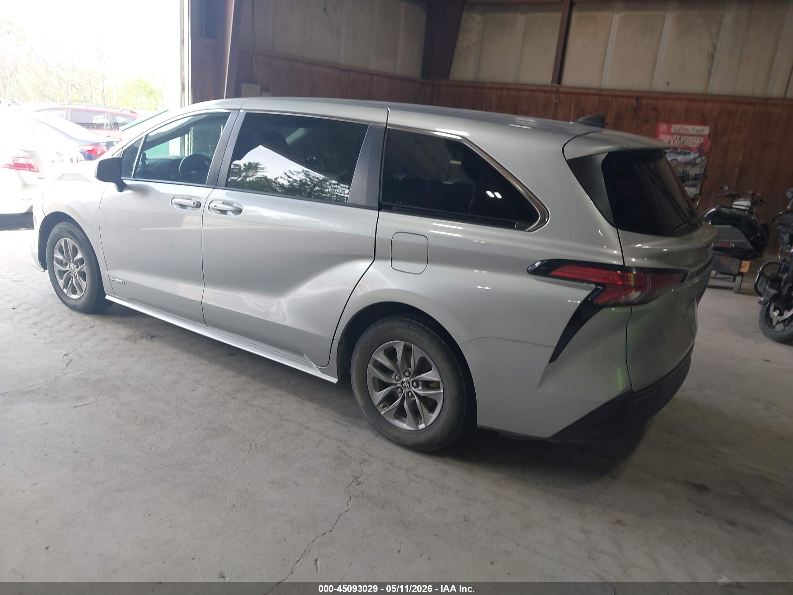 TOYOTA SIENNA image 3