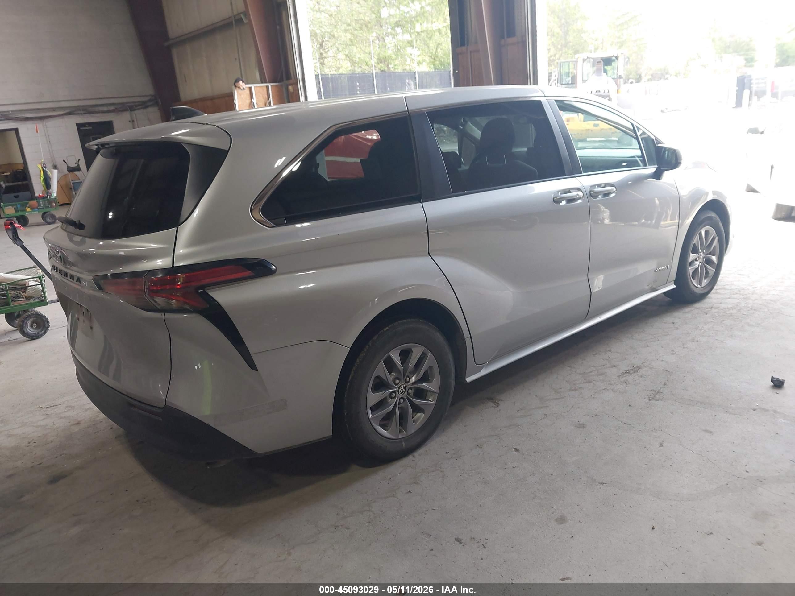 TOYOTA SIENNA image 4