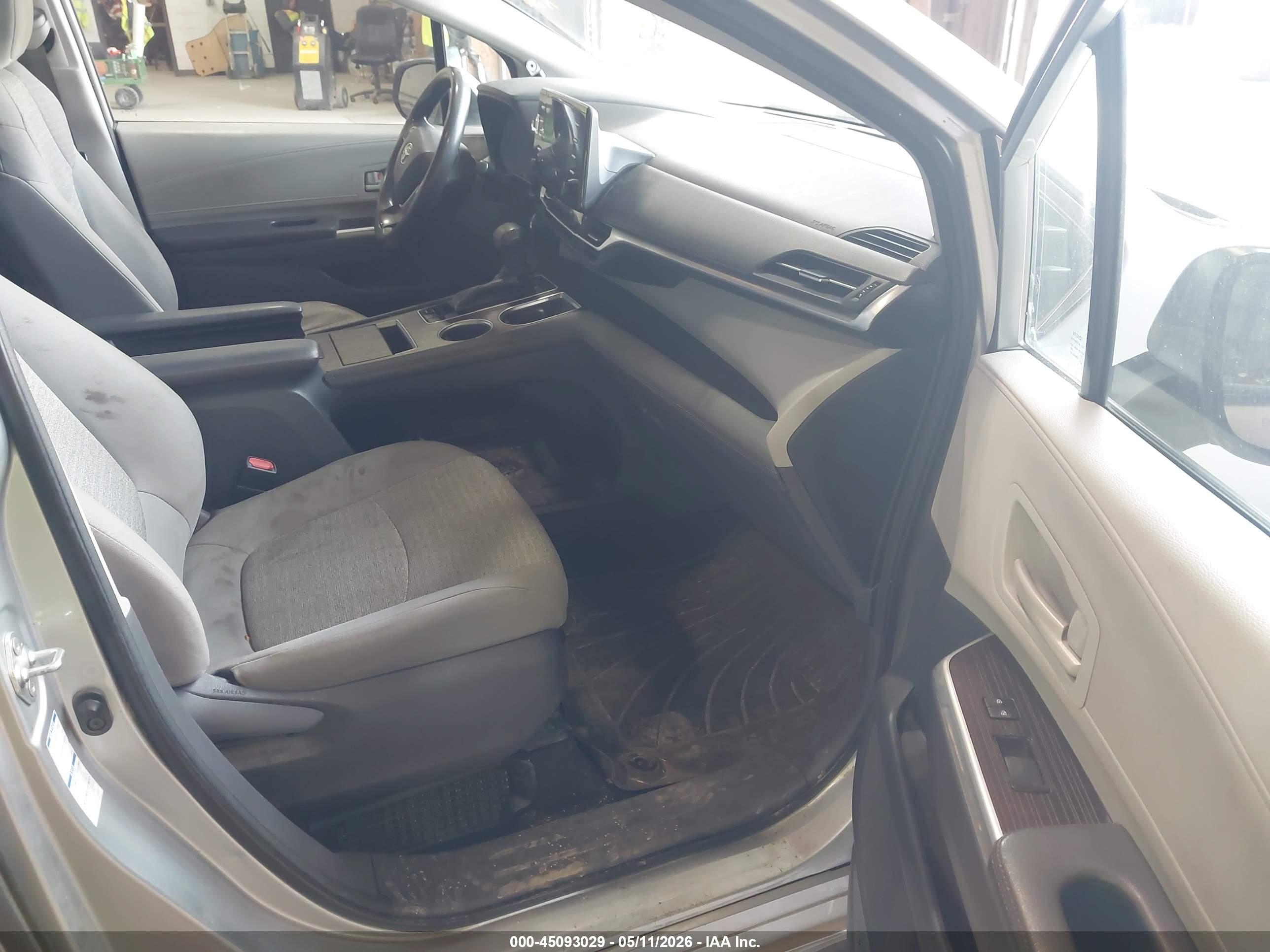 TOYOTA SIENNA image 5