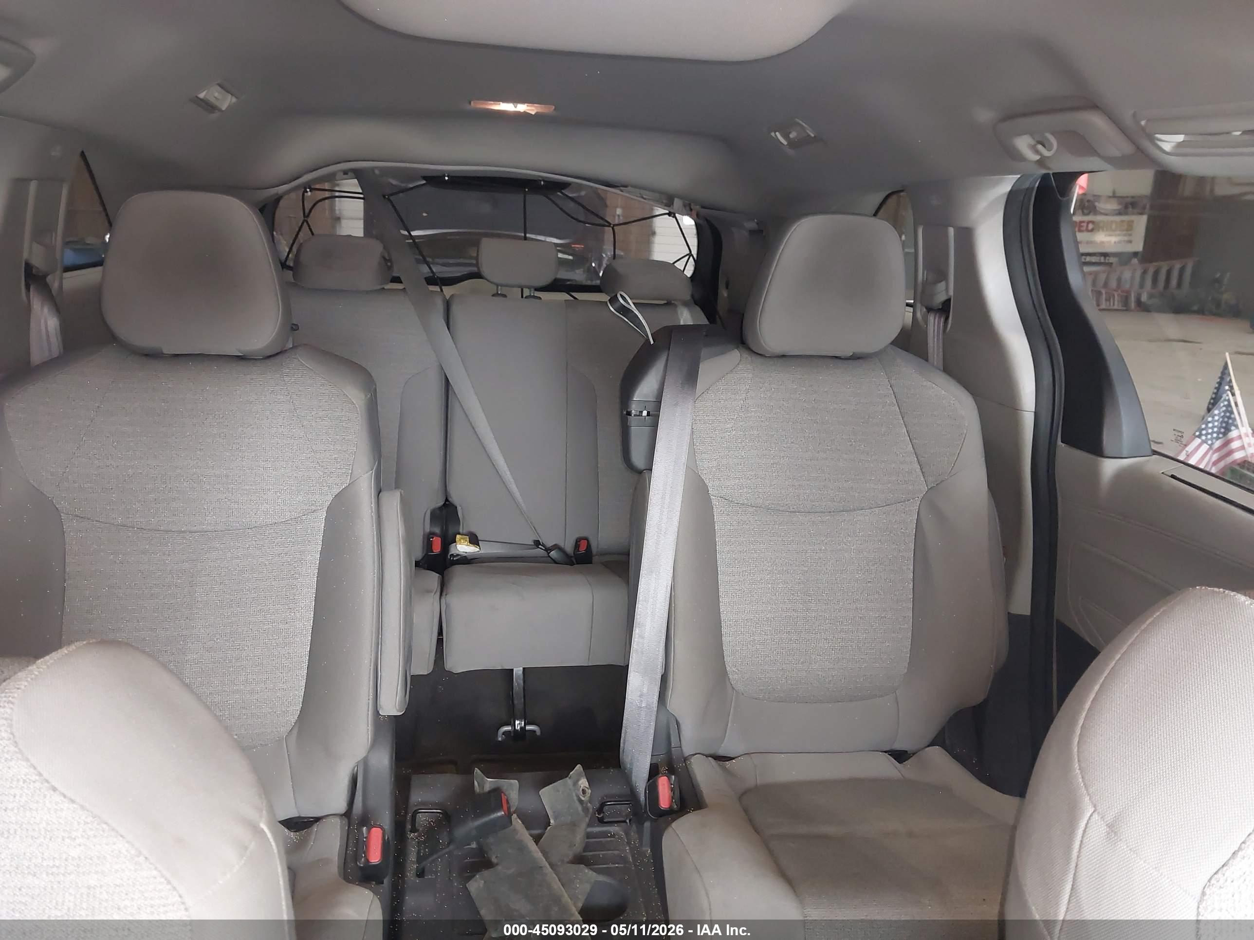 TOYOTA SIENNA image 8