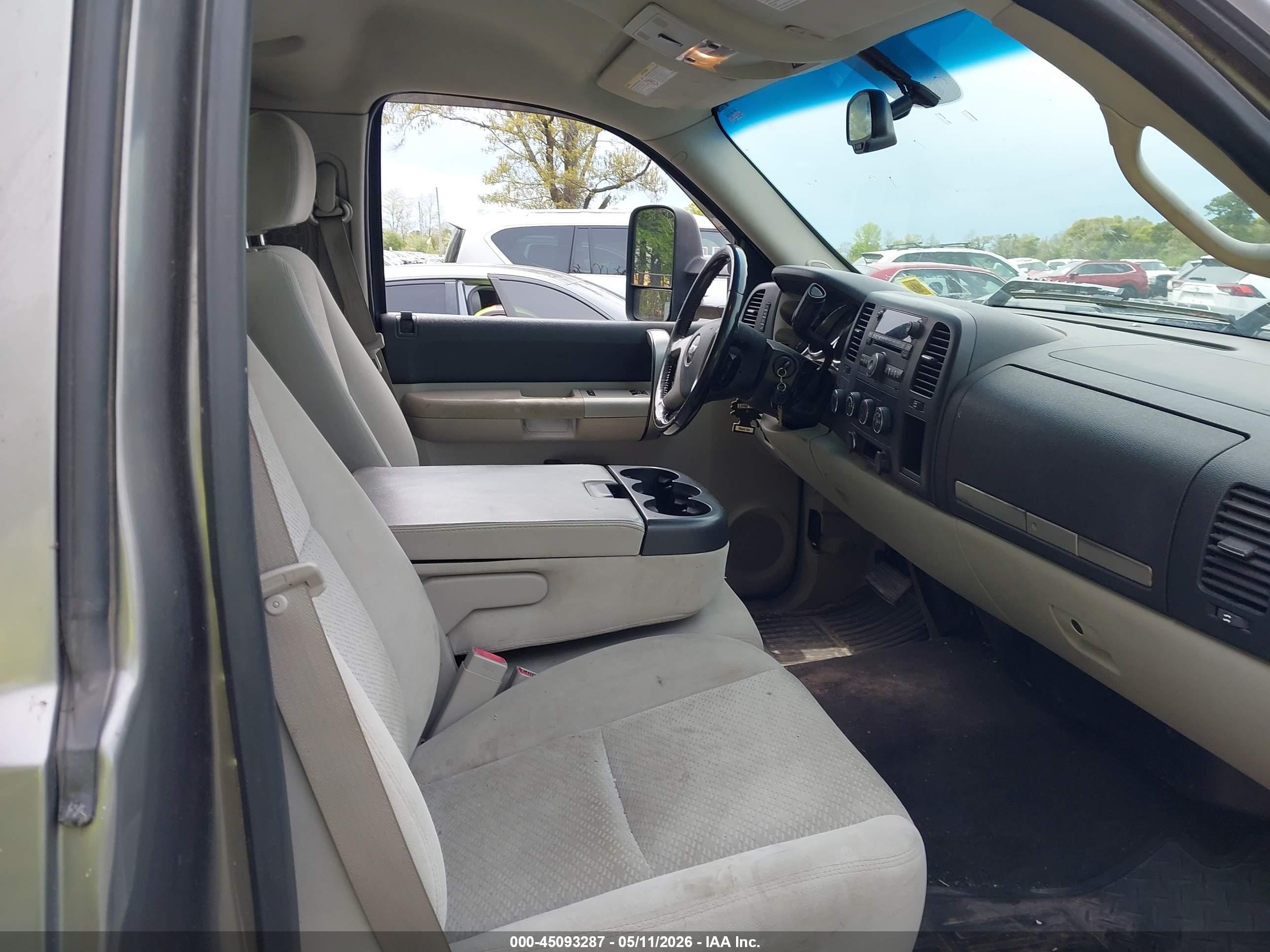 CHEVROLET SILVERADO image 5