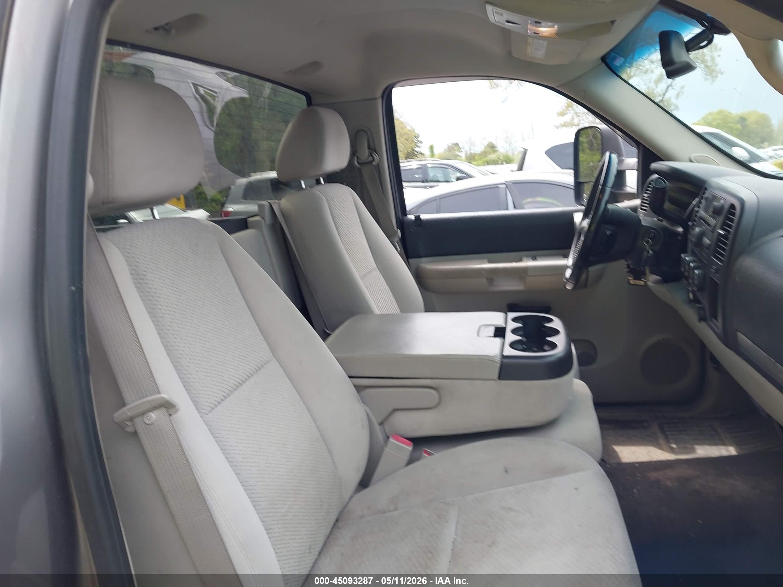 CHEVROLET SILVERADO image 8