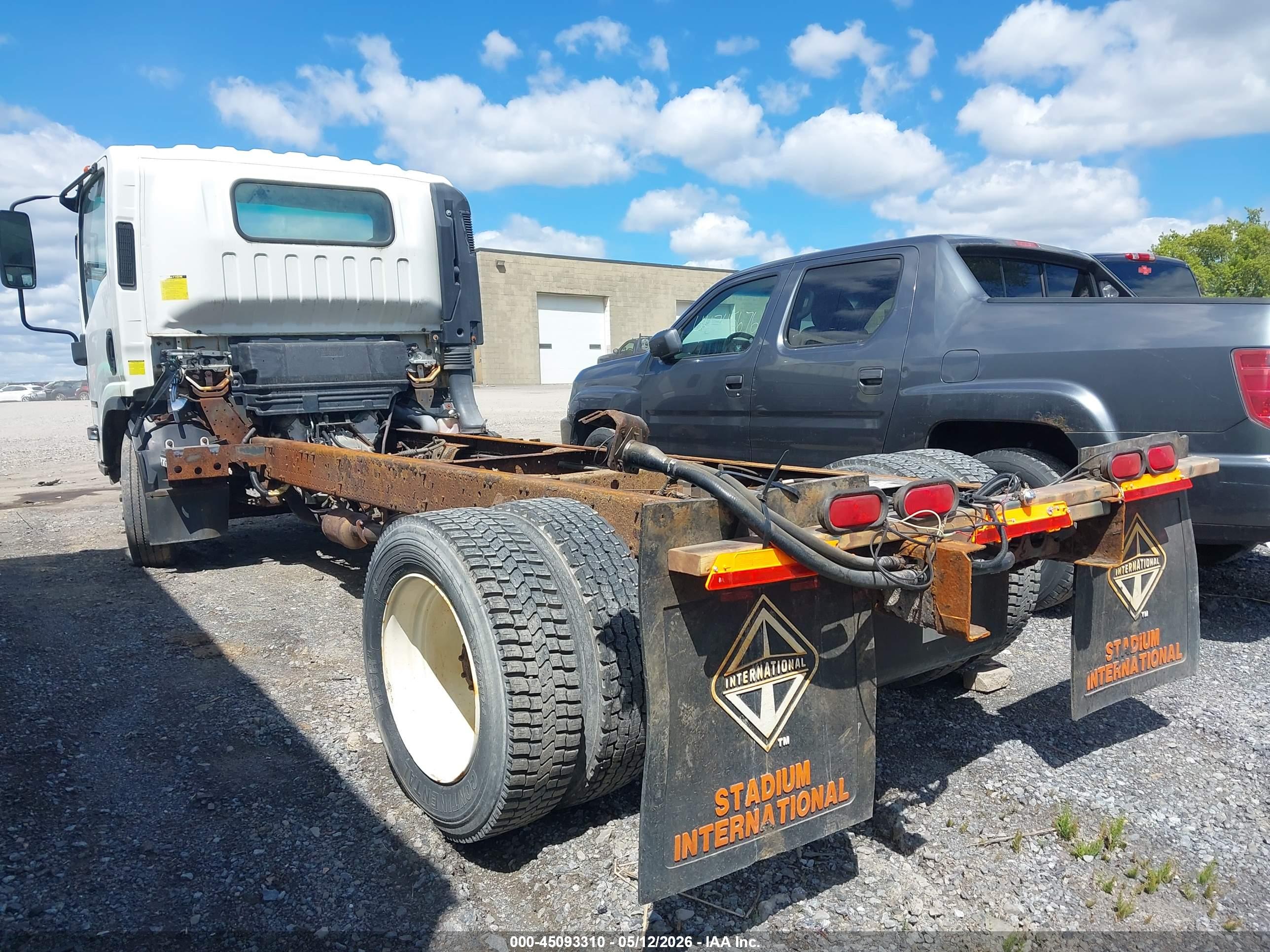 ISUZU NPR image 3