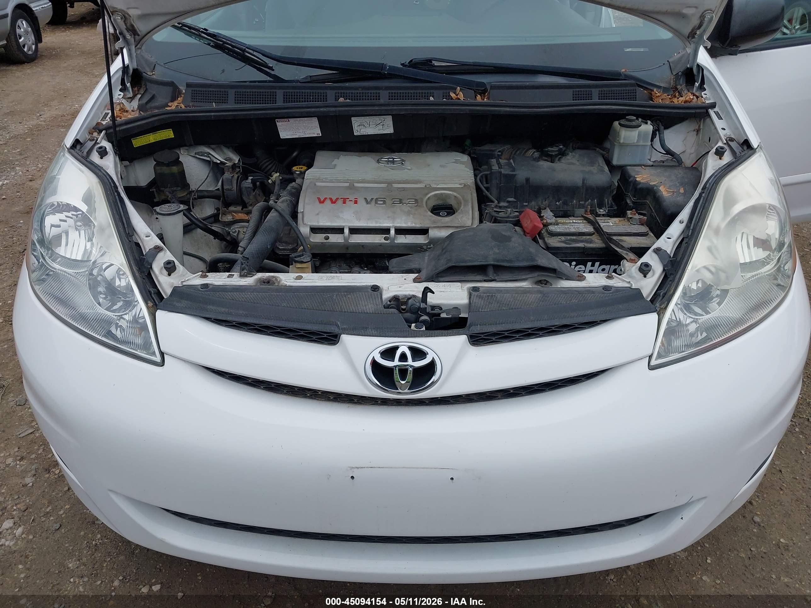 TOYOTA SIENNA image 10