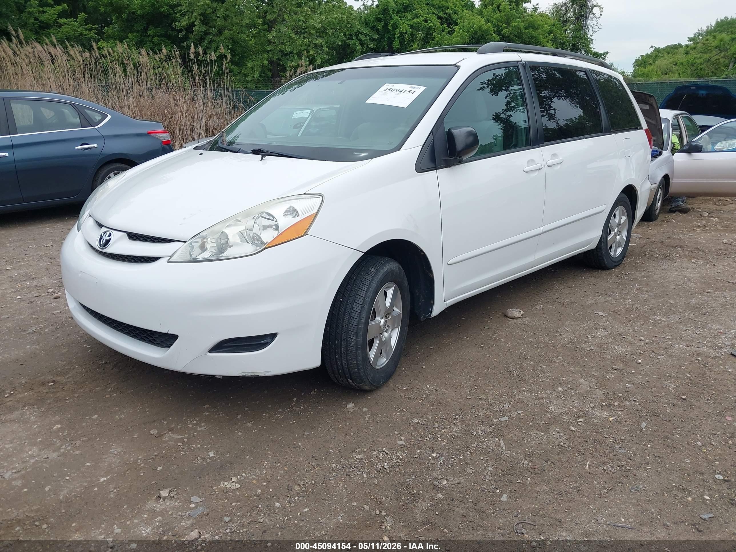 TOYOTA SIENNA image 2