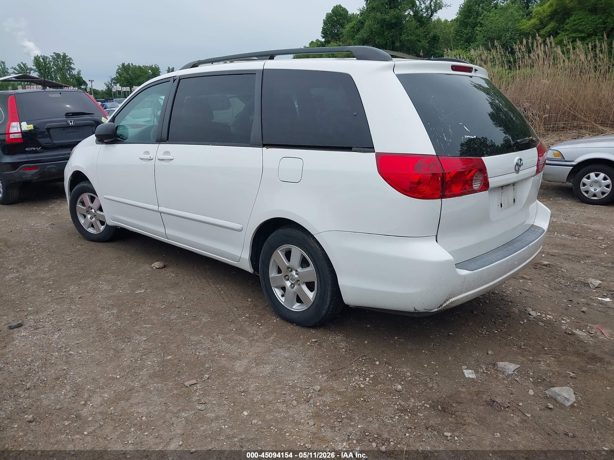 TOYOTA SIENNA image 3