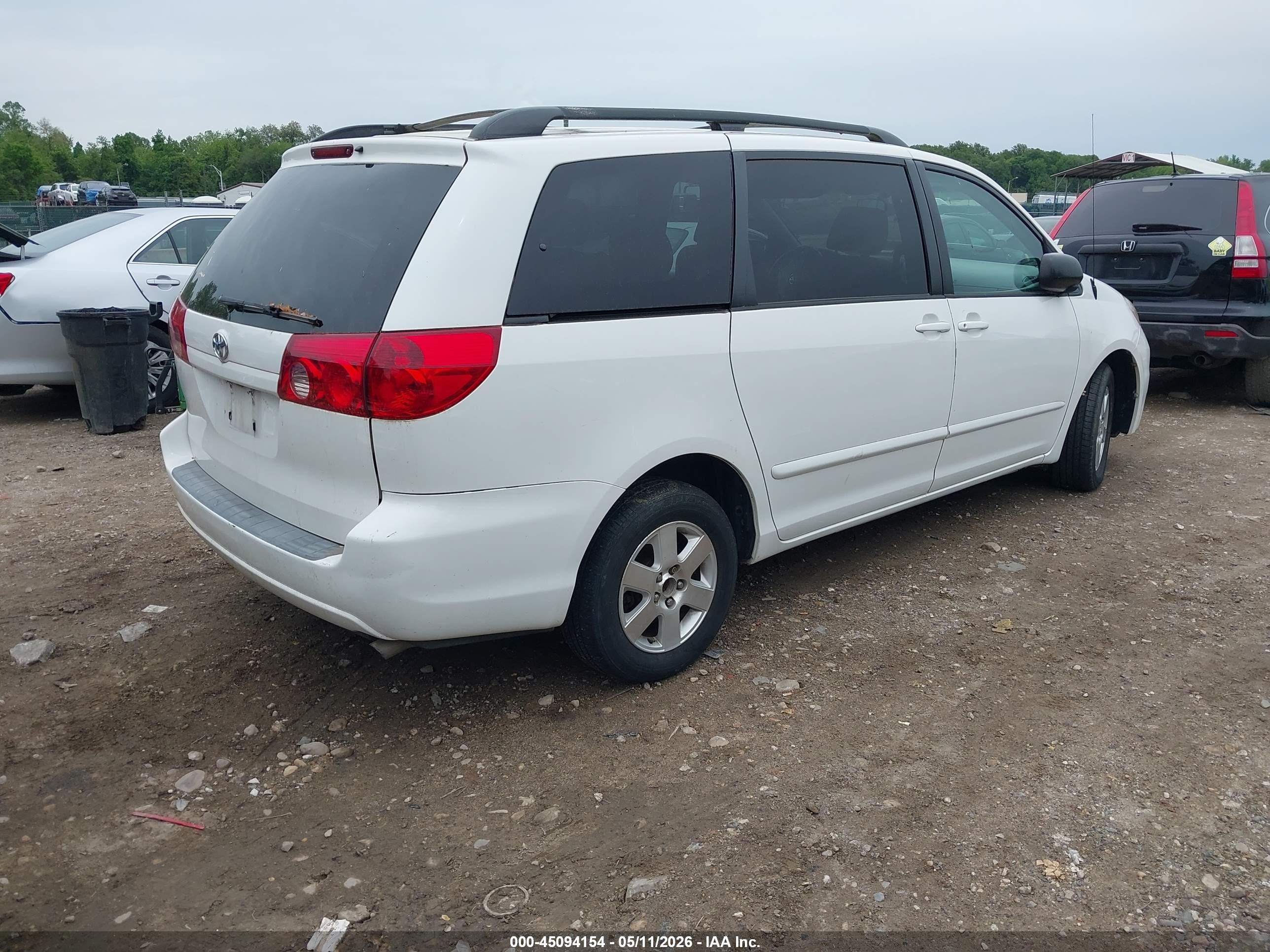 TOYOTA SIENNA image 4