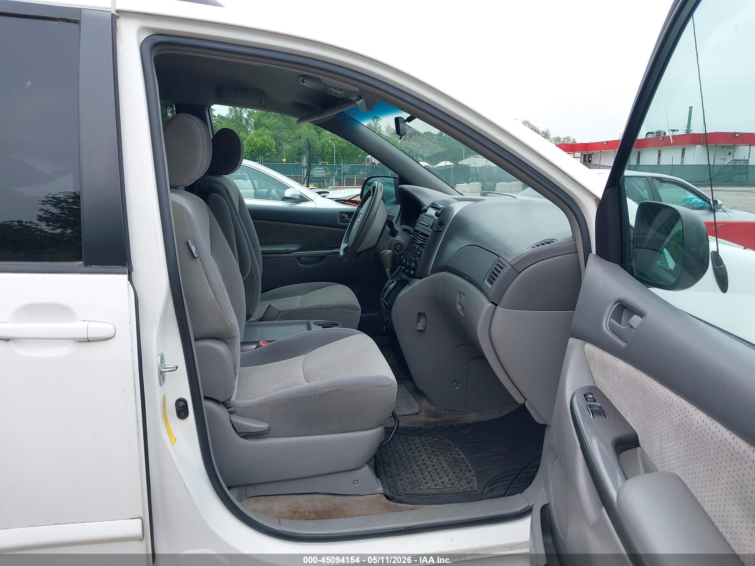 TOYOTA SIENNA image 5