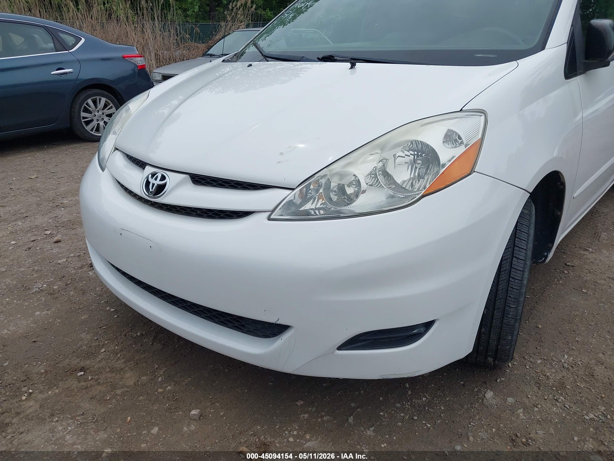 TOYOTA SIENNA image 6