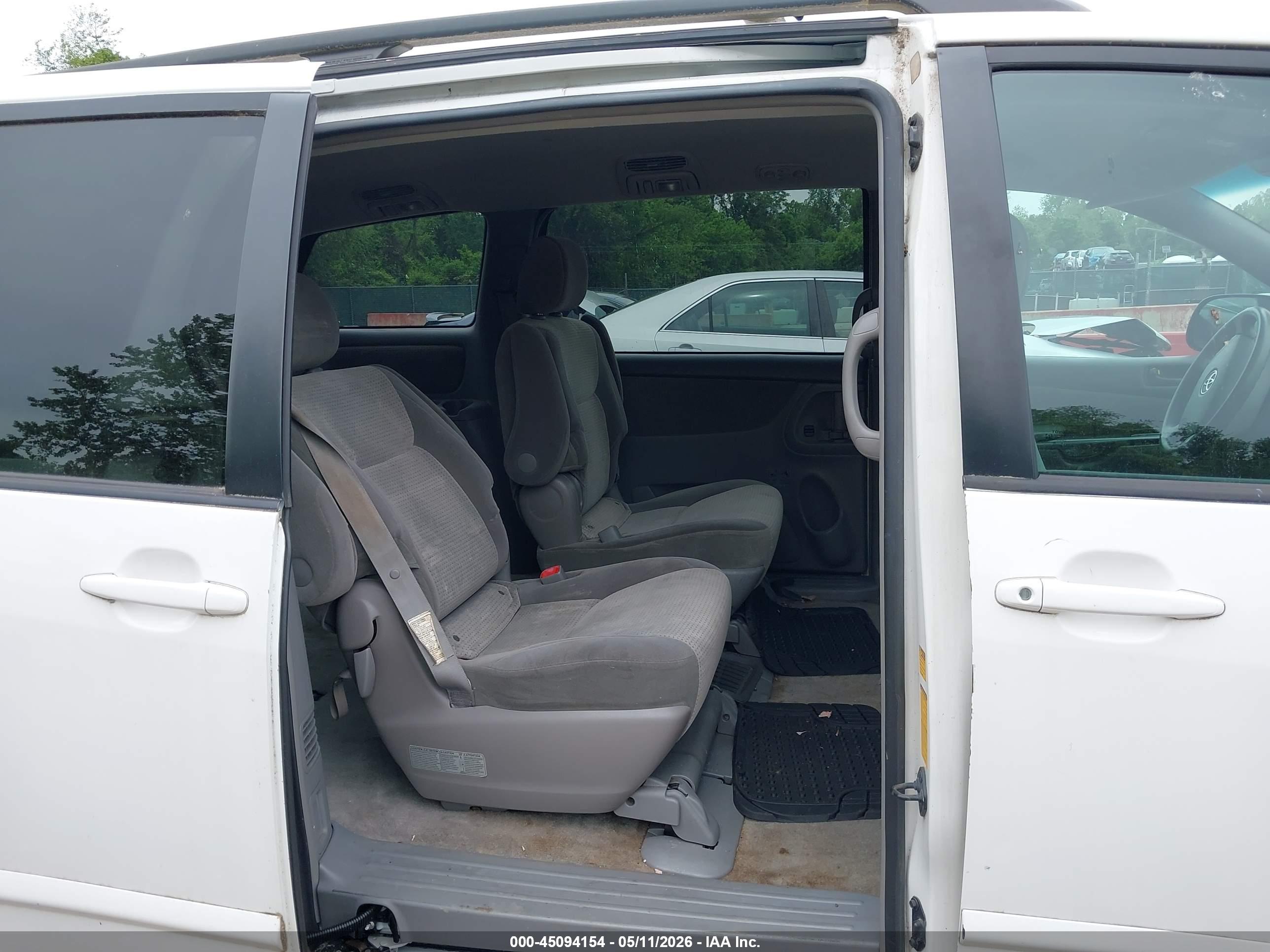 TOYOTA SIENNA image 8