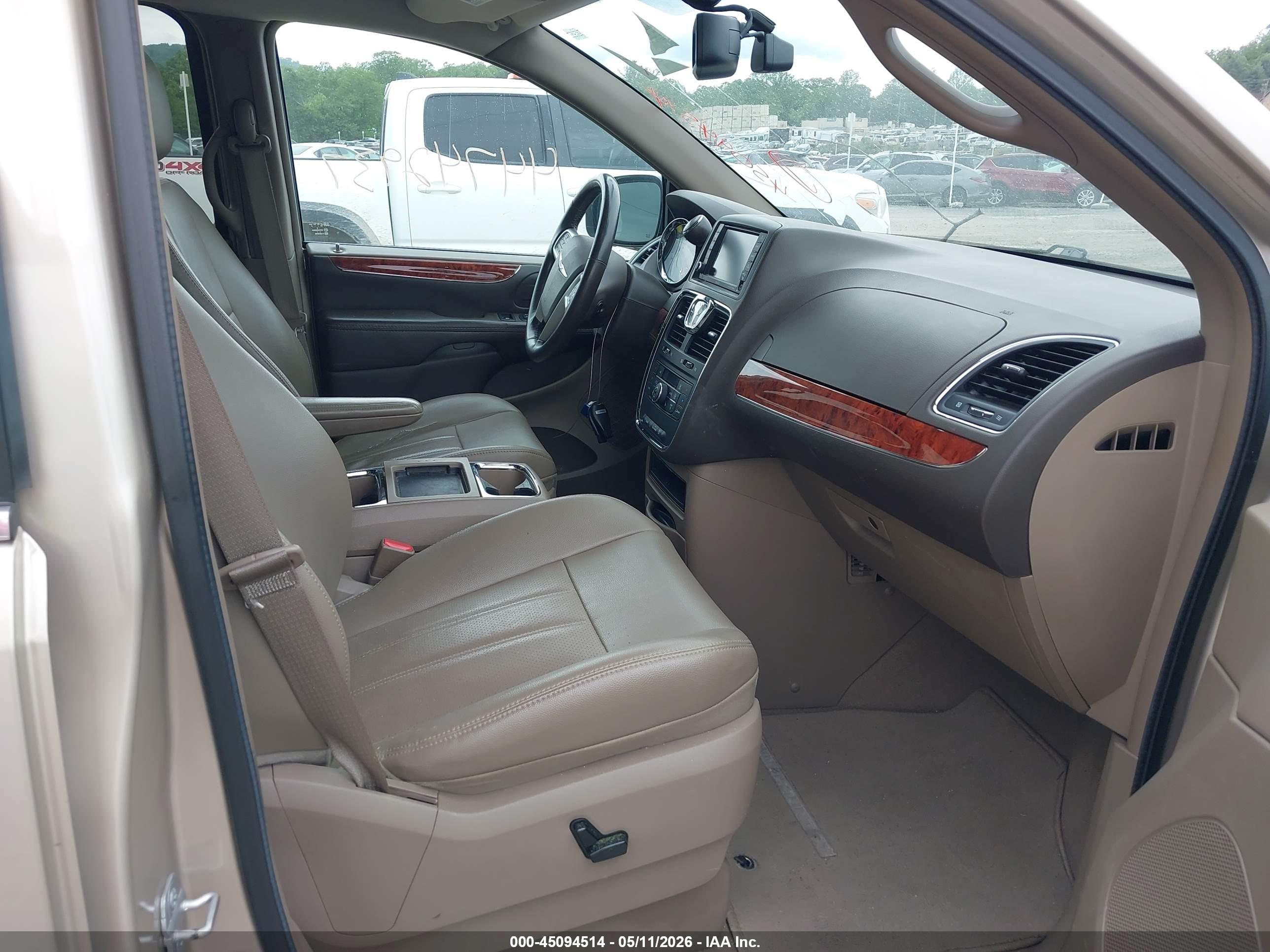 CHRYSLER TOWN image 5