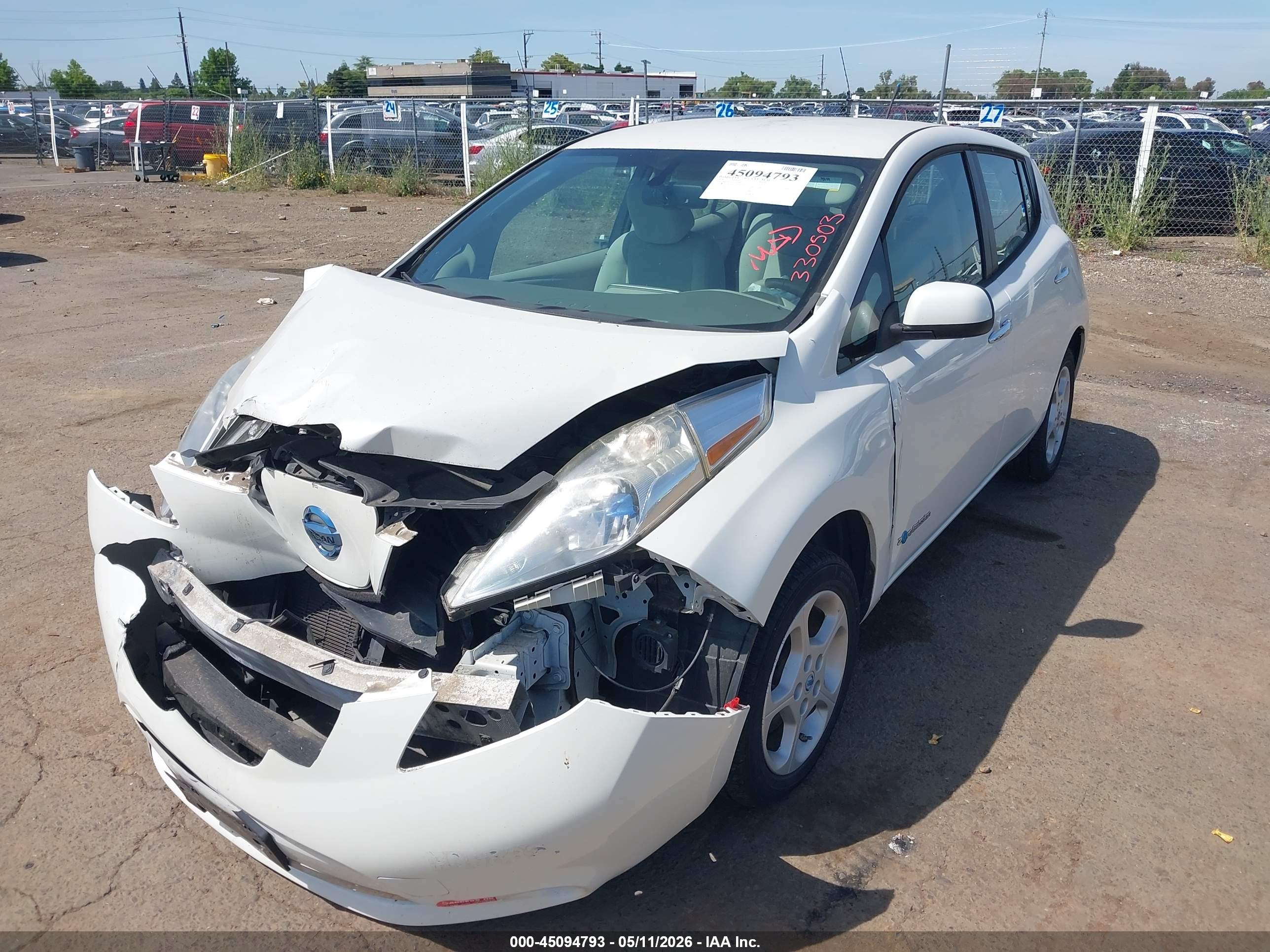 NISSAN LEAF image 2