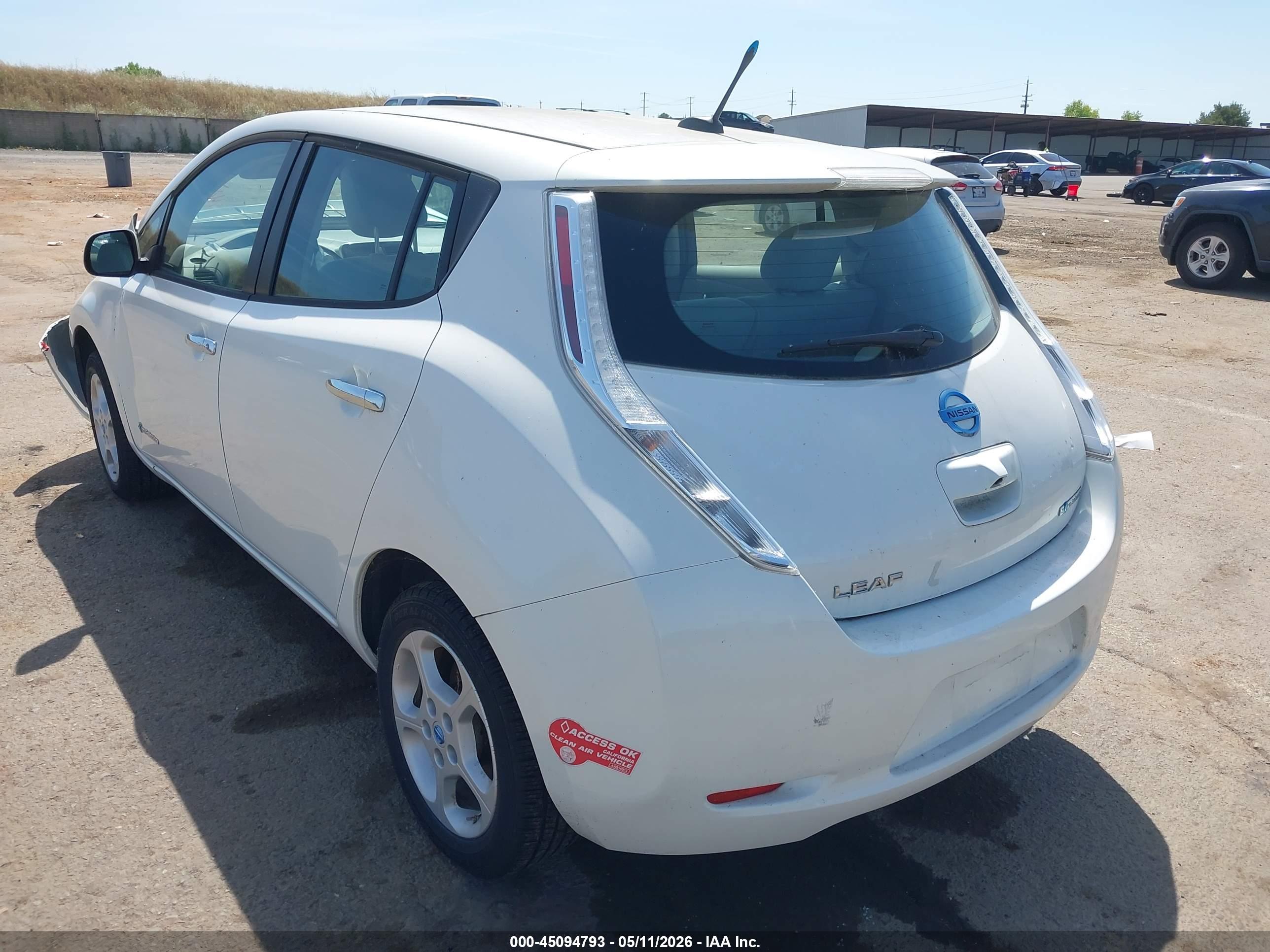 NISSAN LEAF image 3