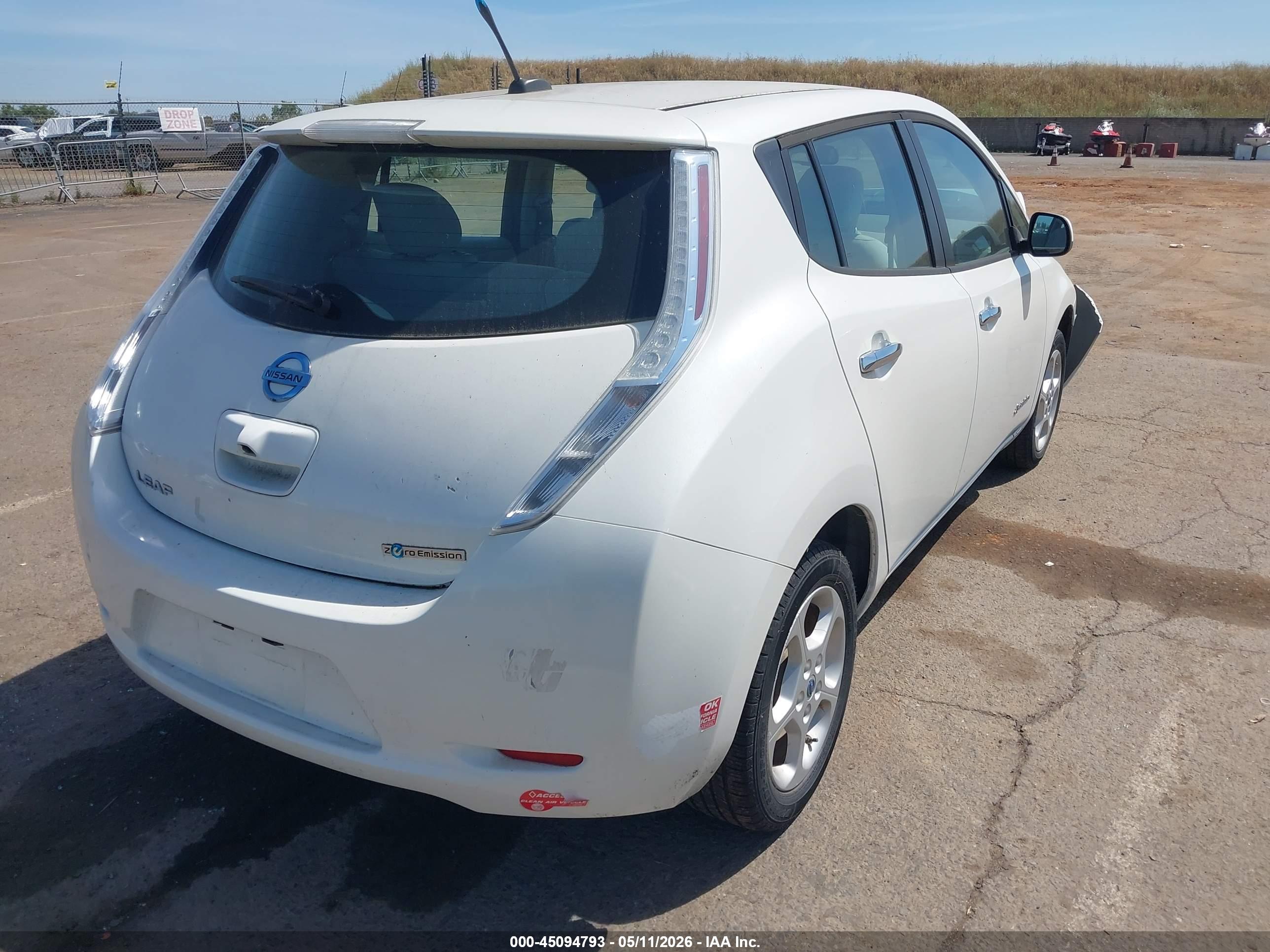 NISSAN LEAF image 4