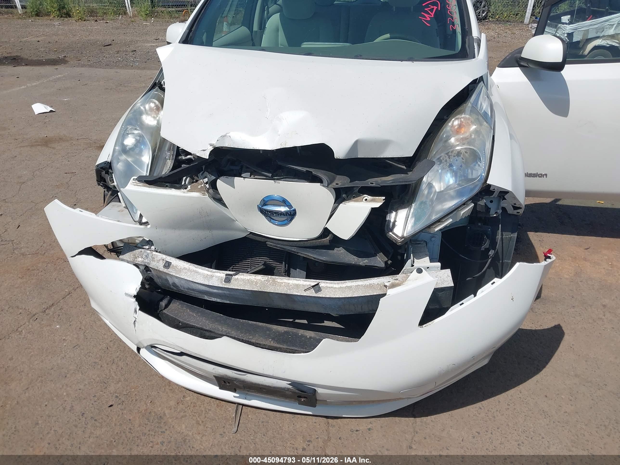 NISSAN LEAF image 6