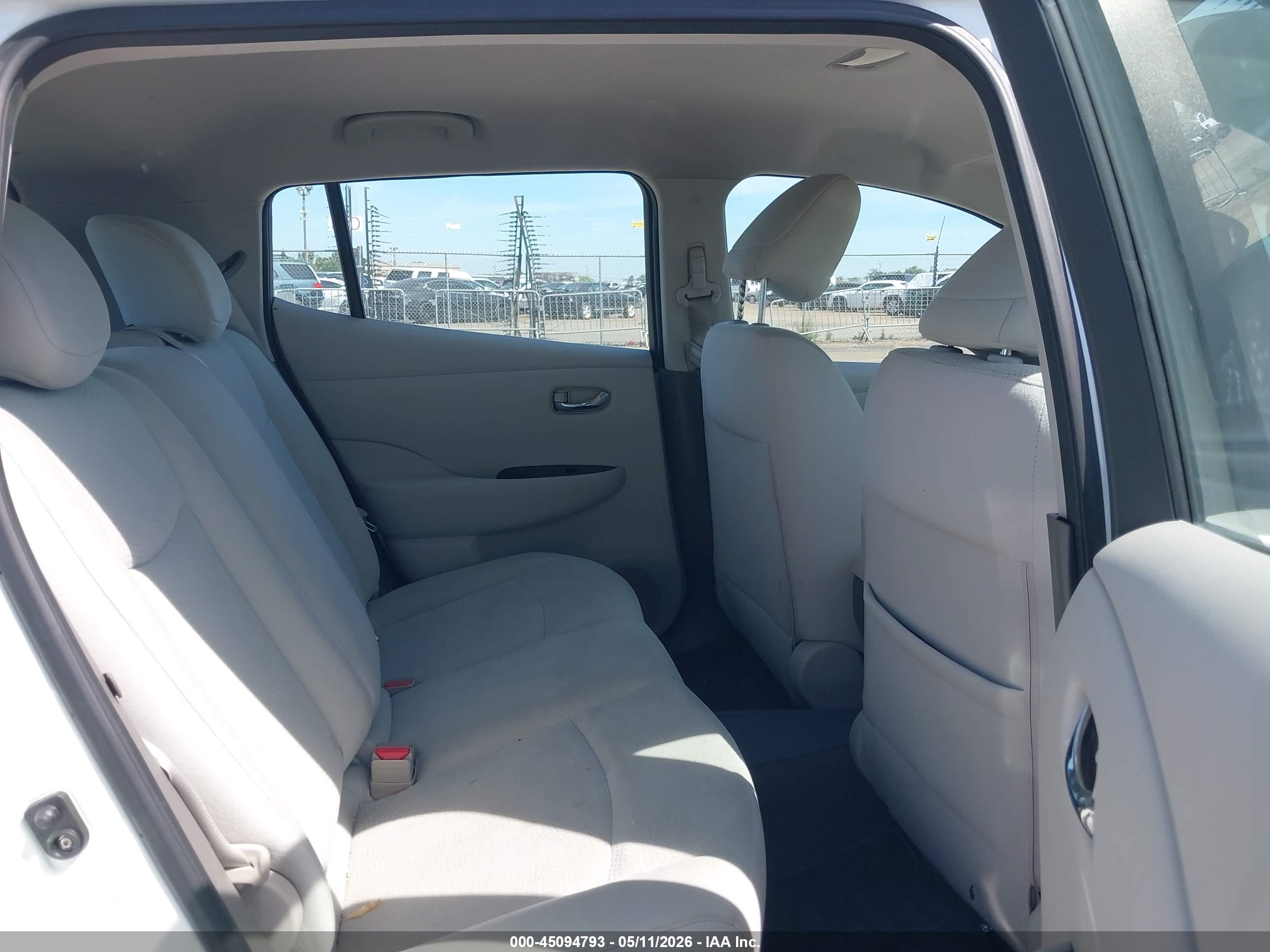 NISSAN LEAF image 8