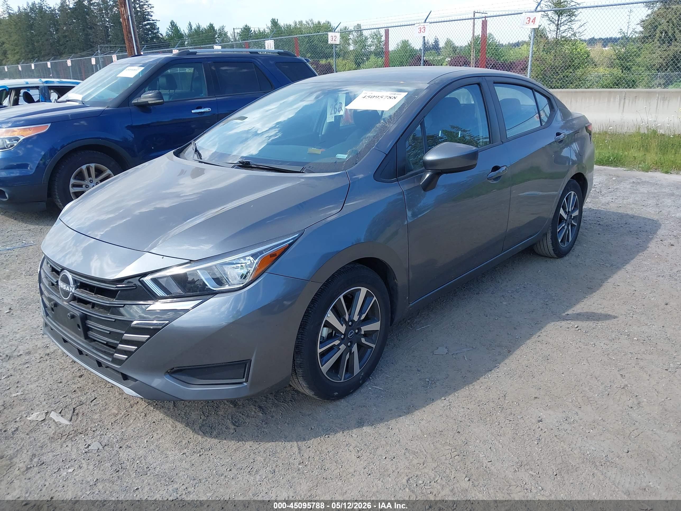 NISSAN VERSA image 2