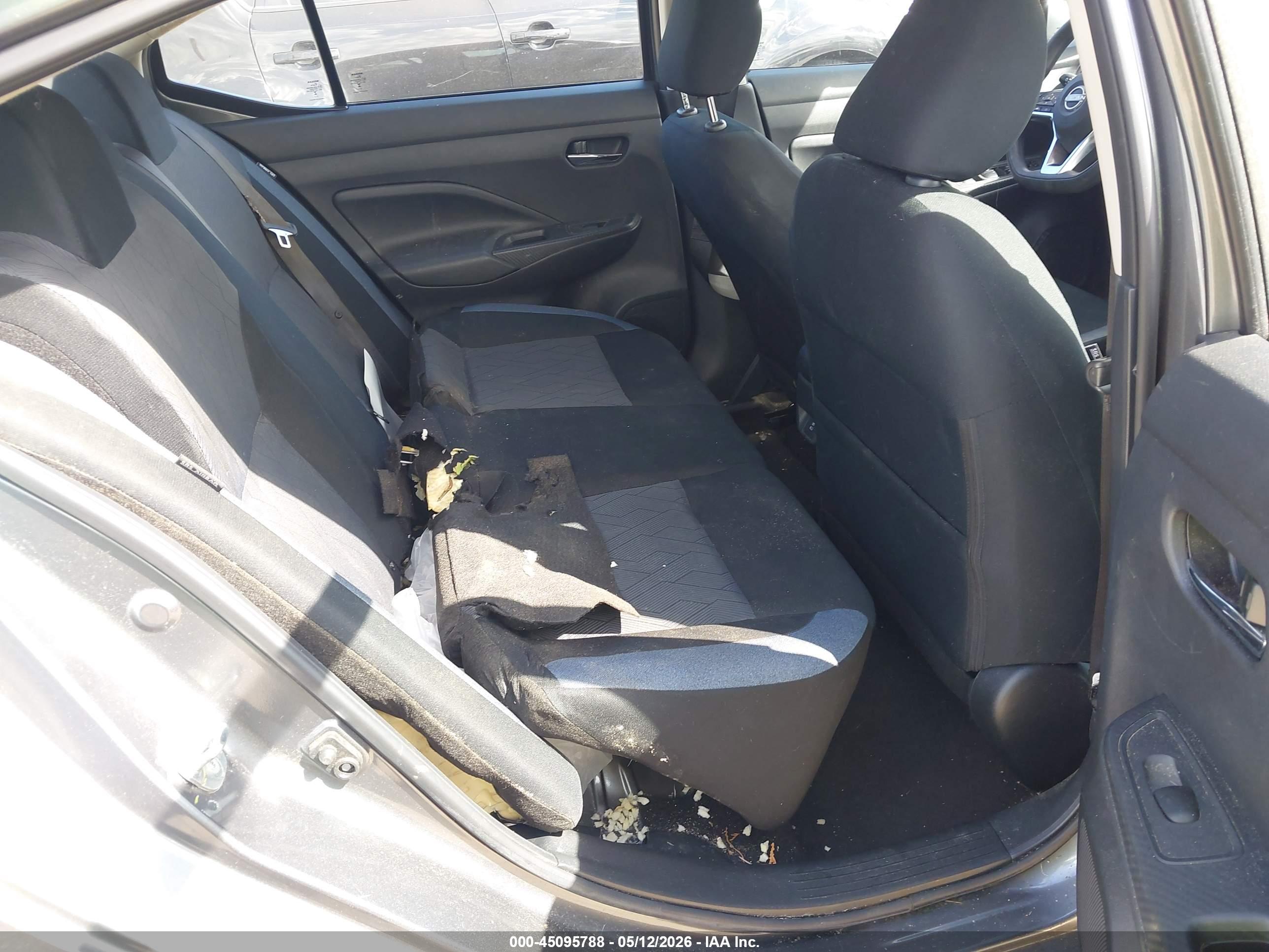 NISSAN VERSA image 8