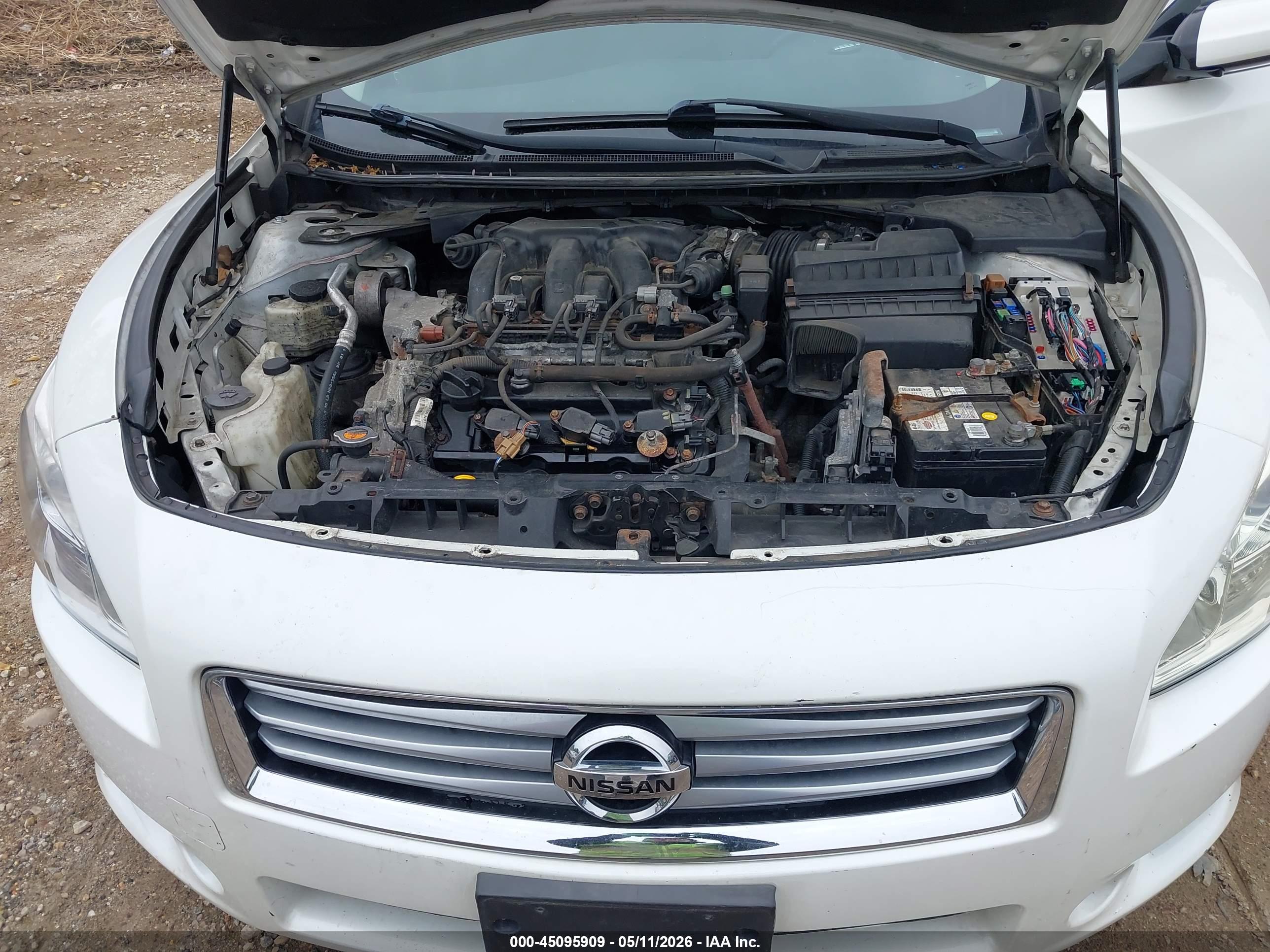 NISSAN MAXIMA image 10