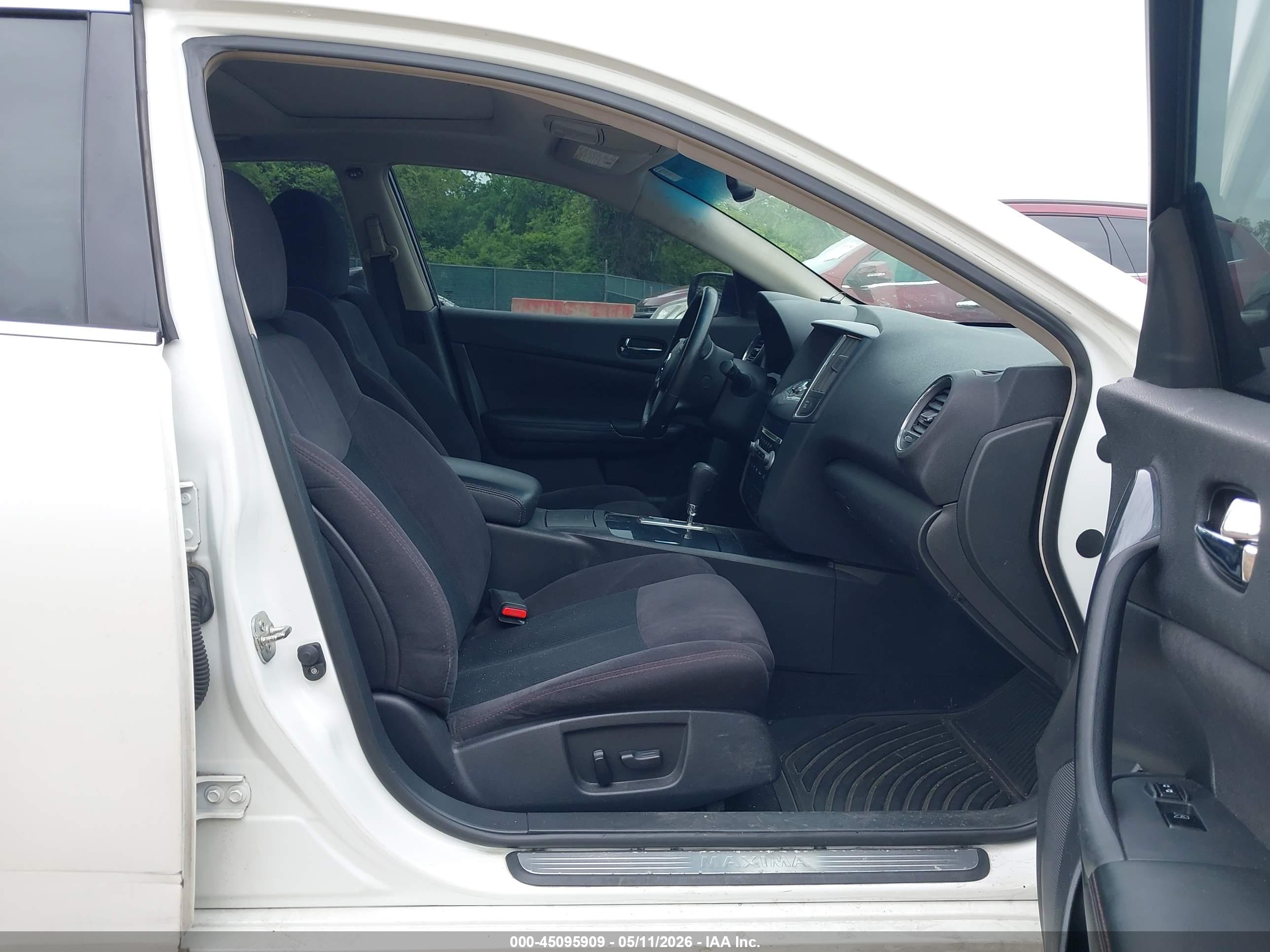 NISSAN MAXIMA image 5