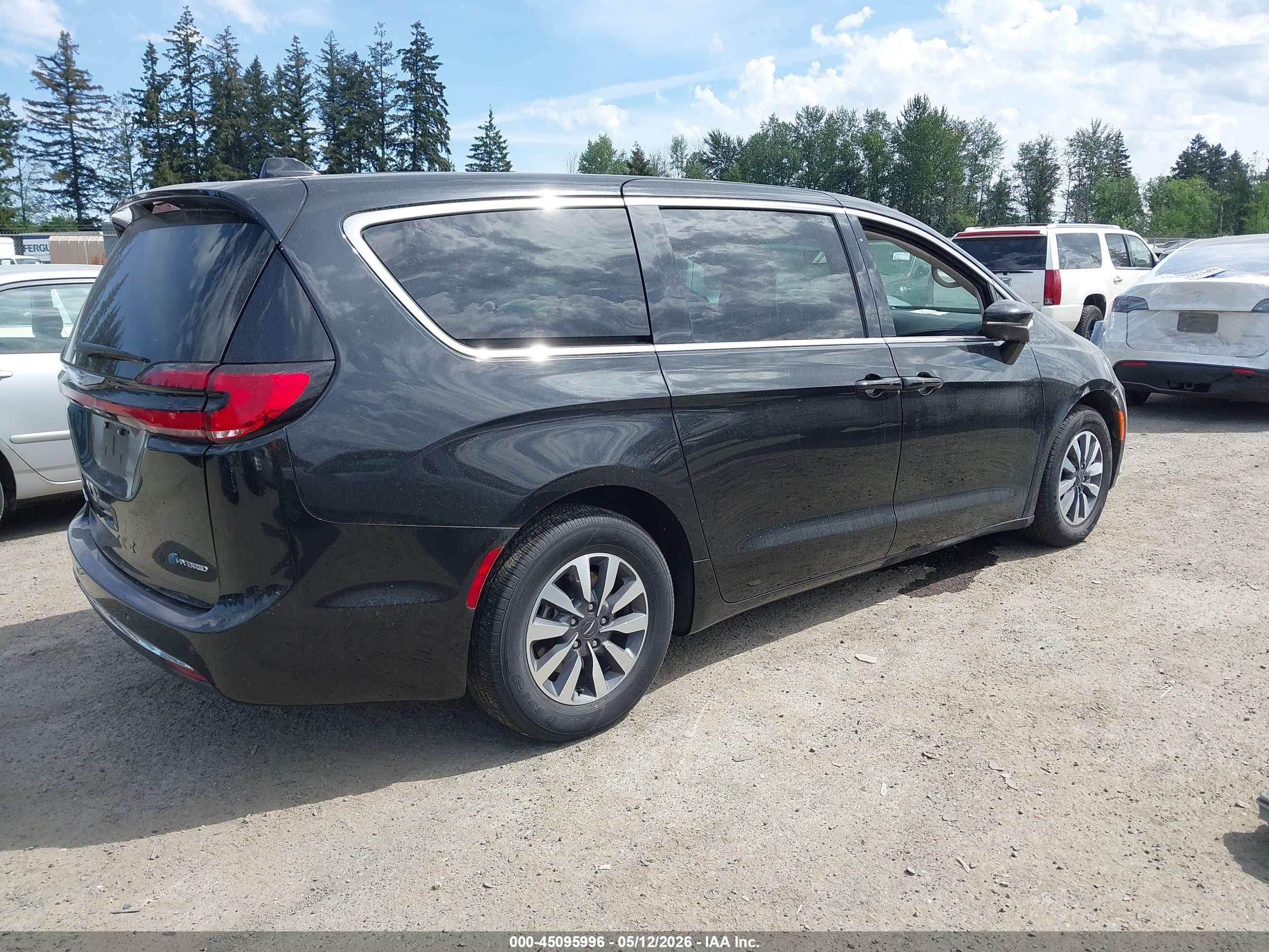 CHRYSLER PACIFICA image 4
