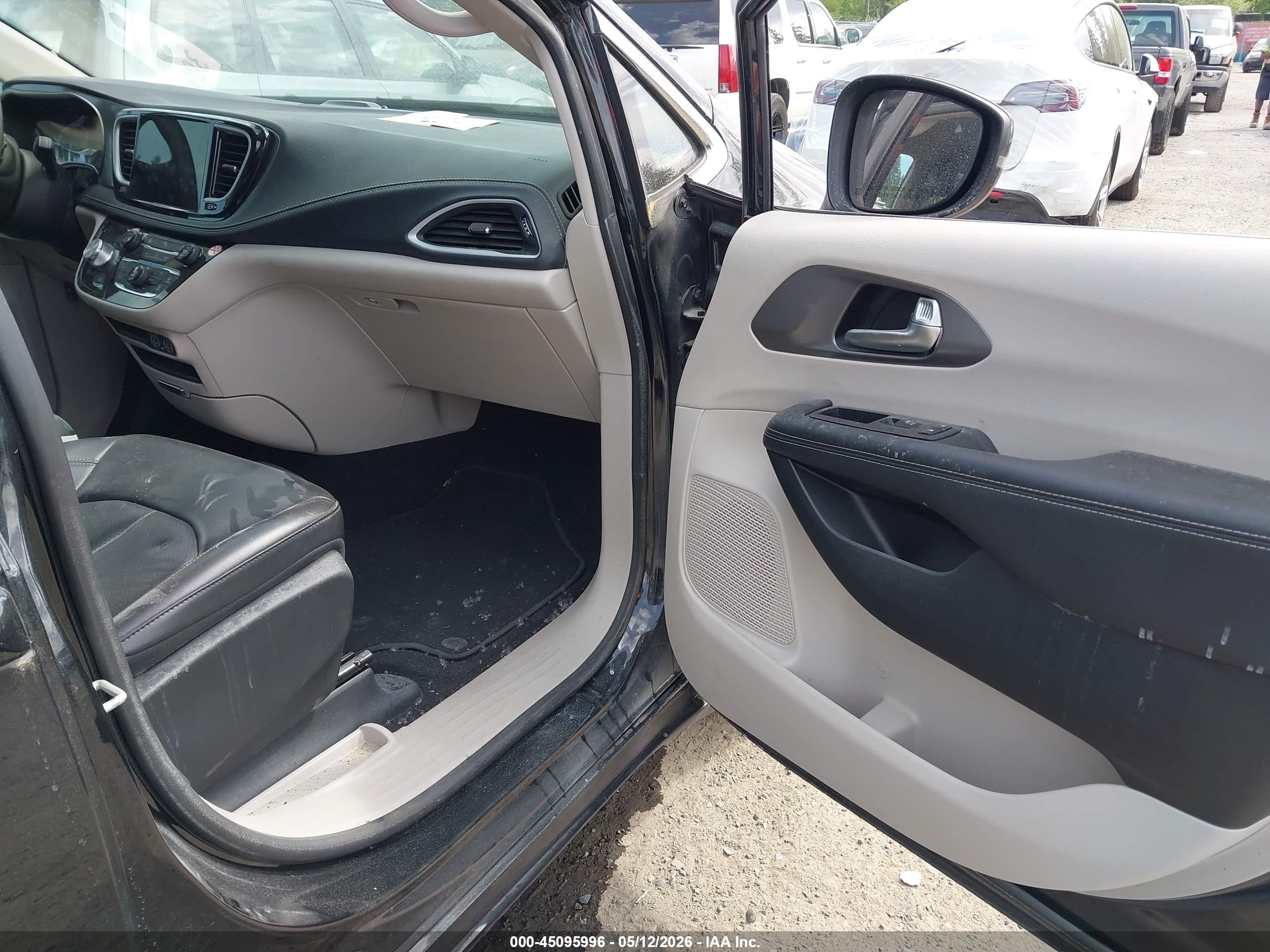 CHRYSLER PACIFICA image 5