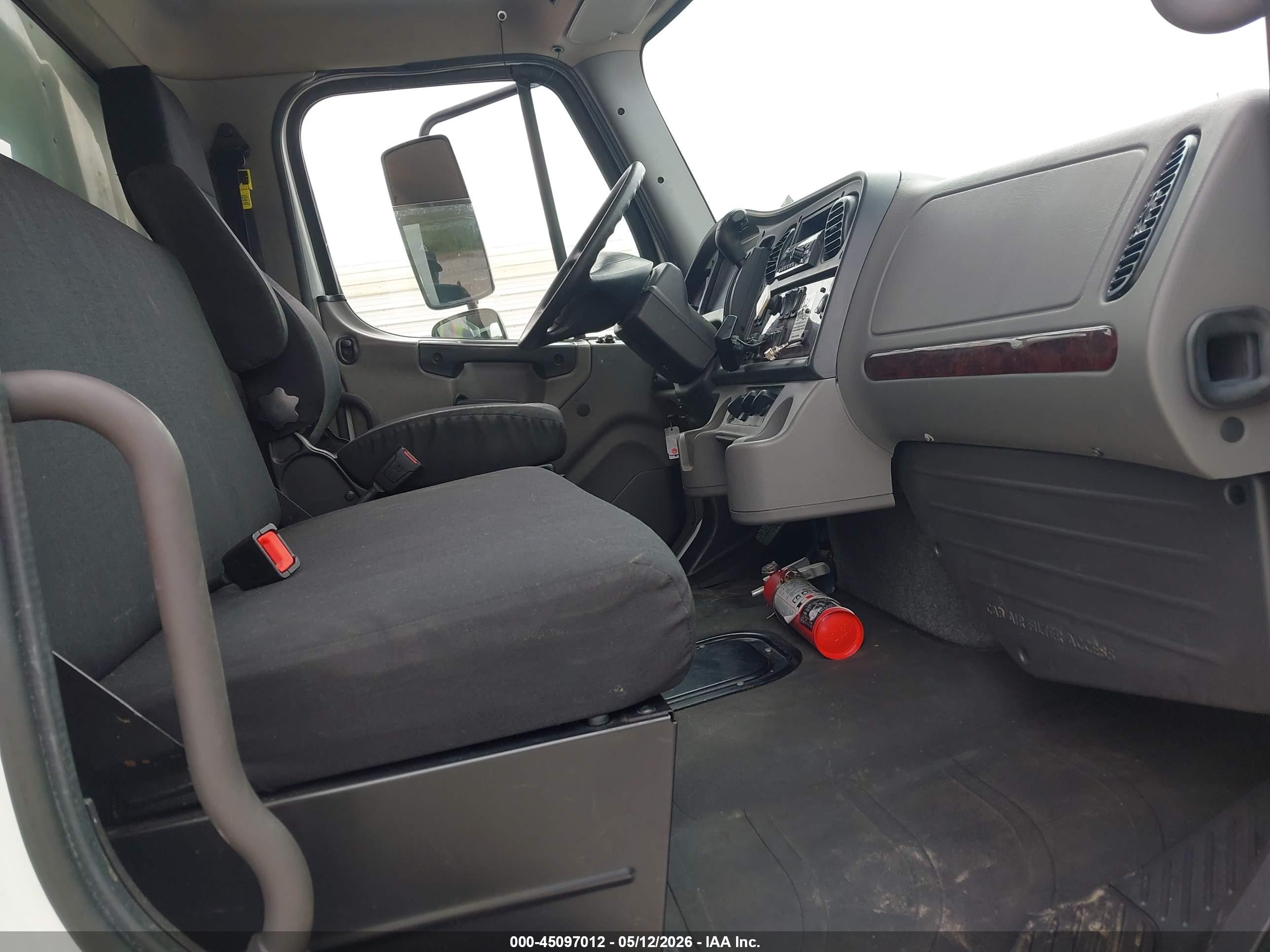 FREIGHTLINER M2 image 8