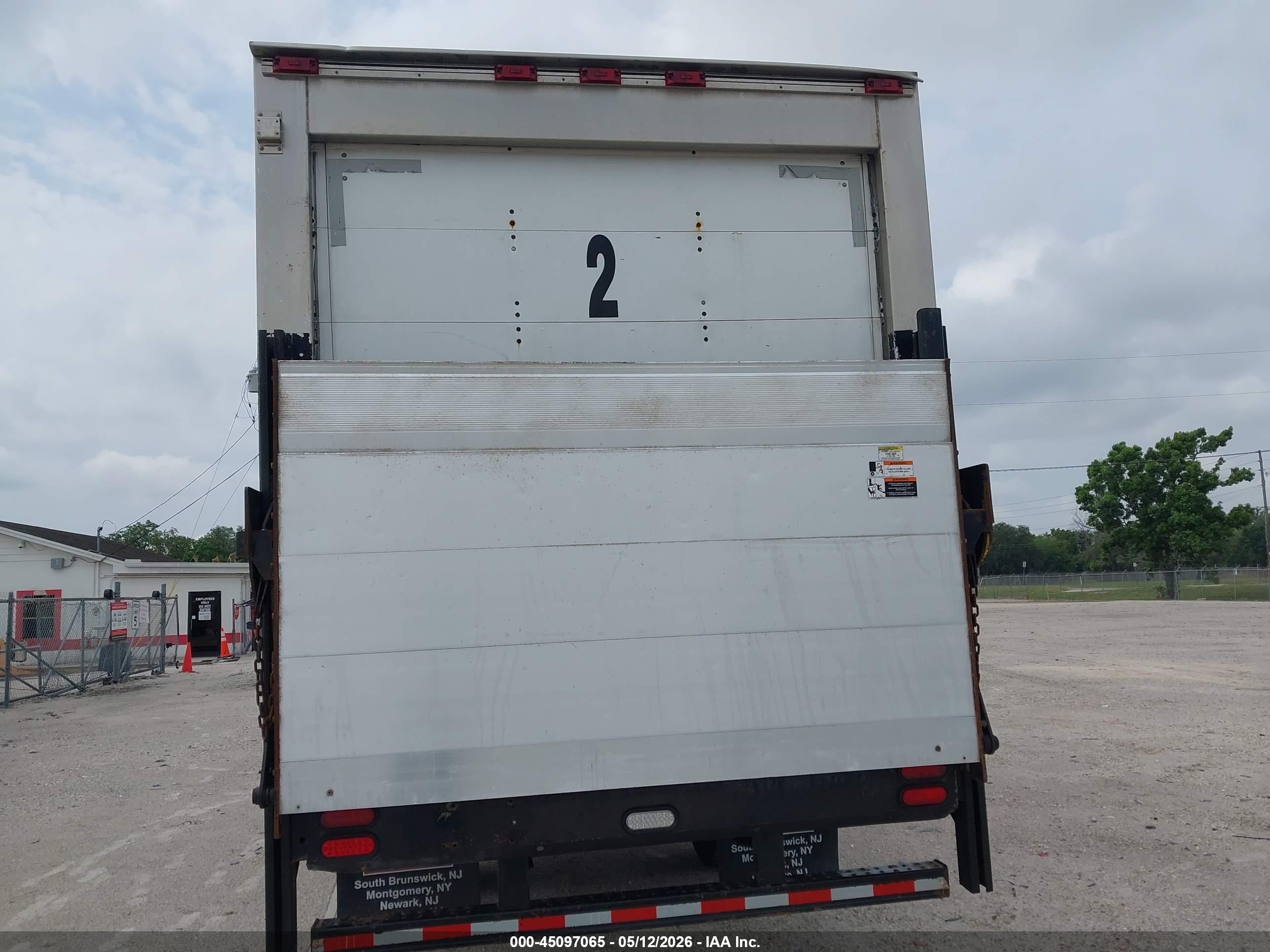 FREIGHTLINER M2 image 7