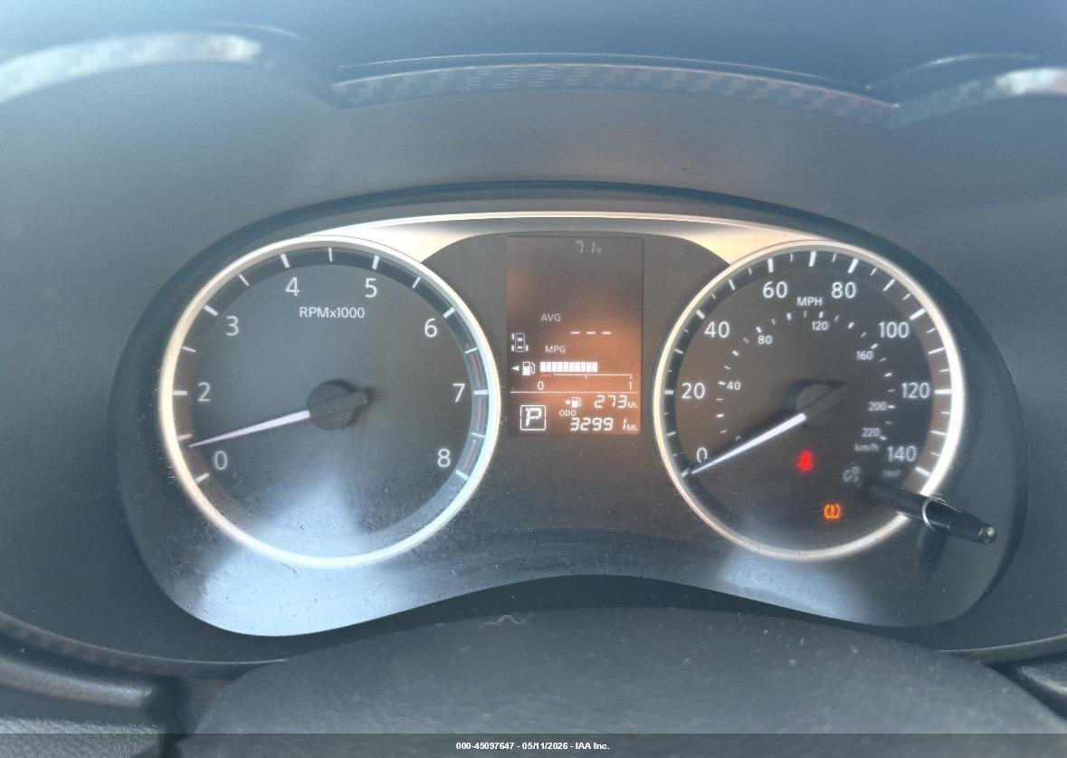 NISSAN VERSA image 7