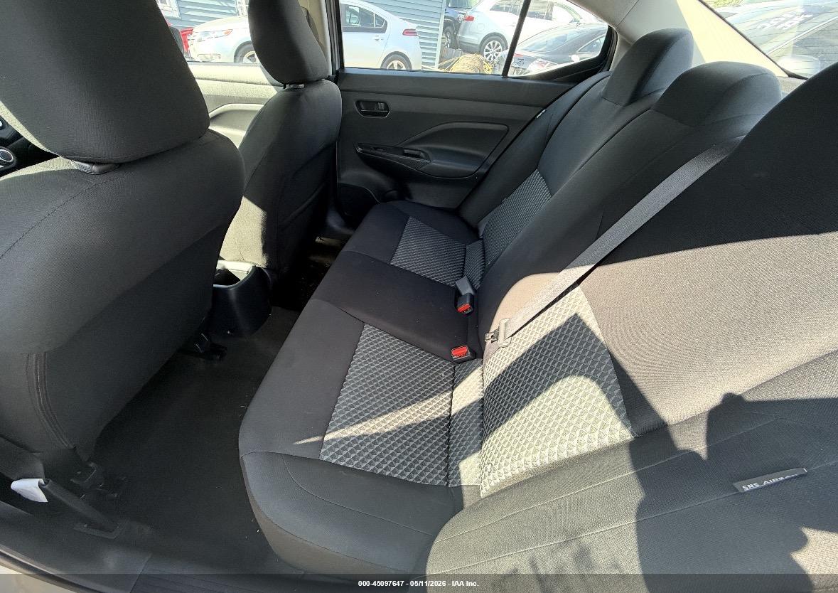 NISSAN VERSA image 8