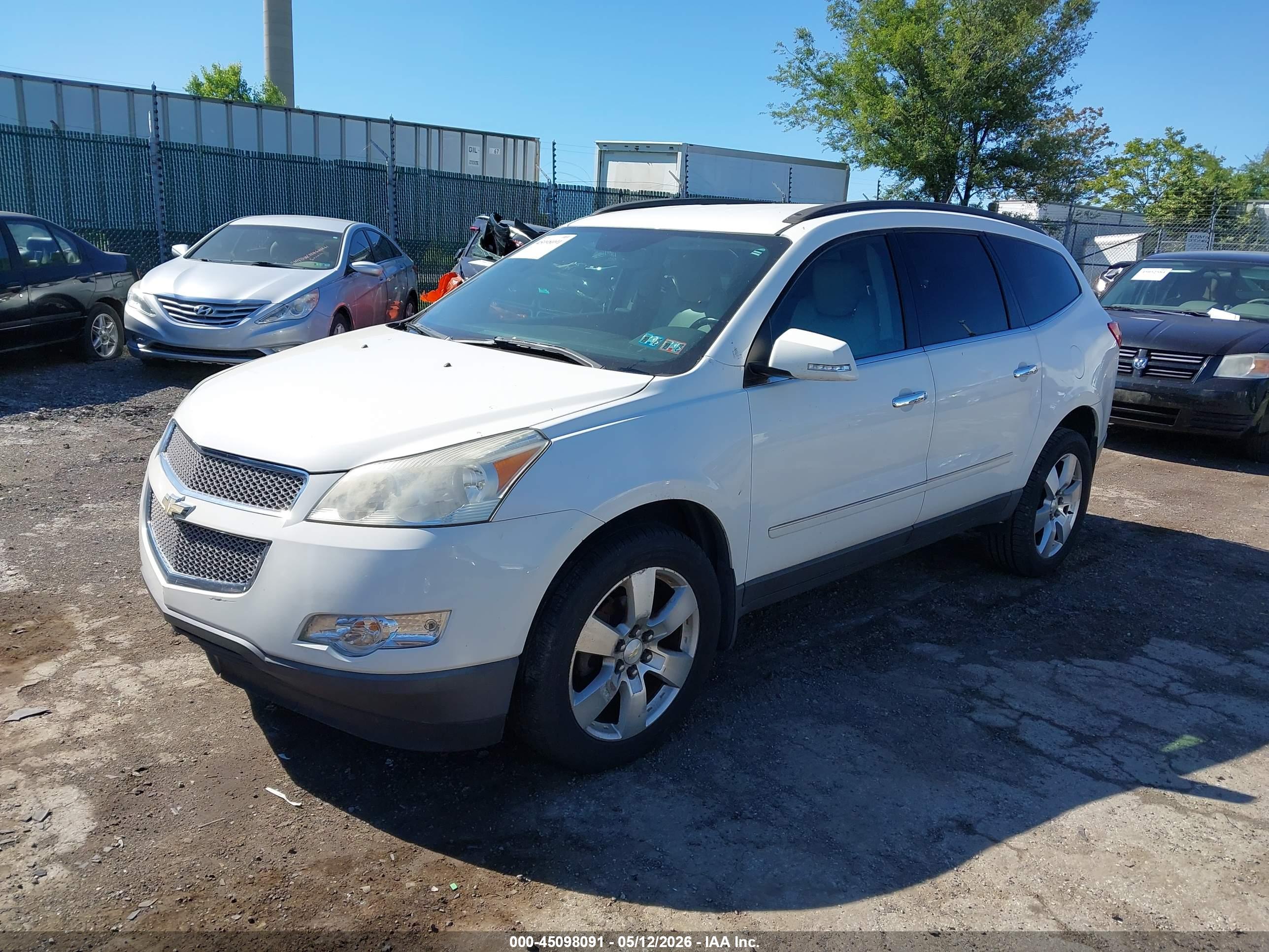 CHEVROLET TRAVERSE image 2