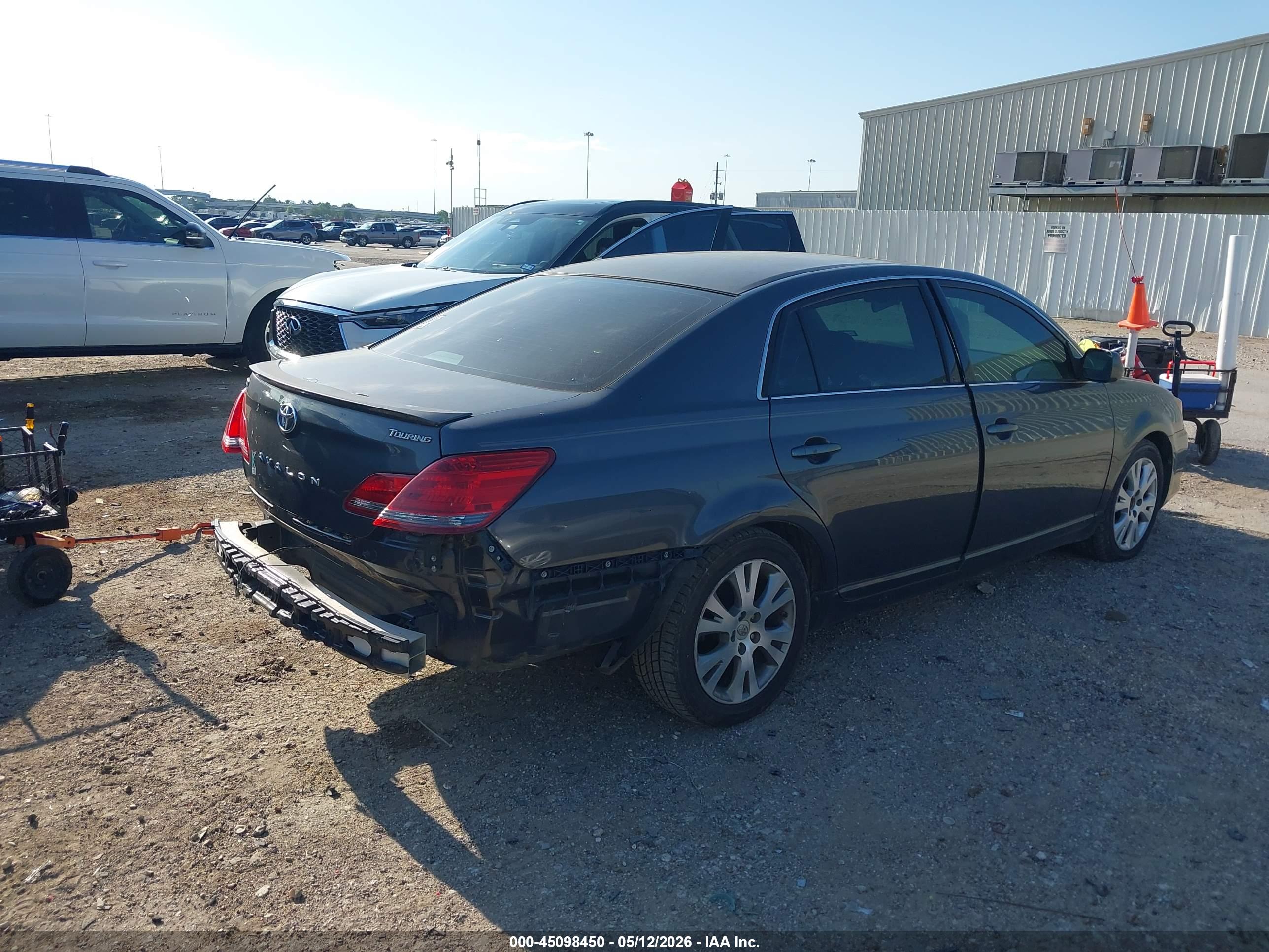 TOYOTA AVALON image 4