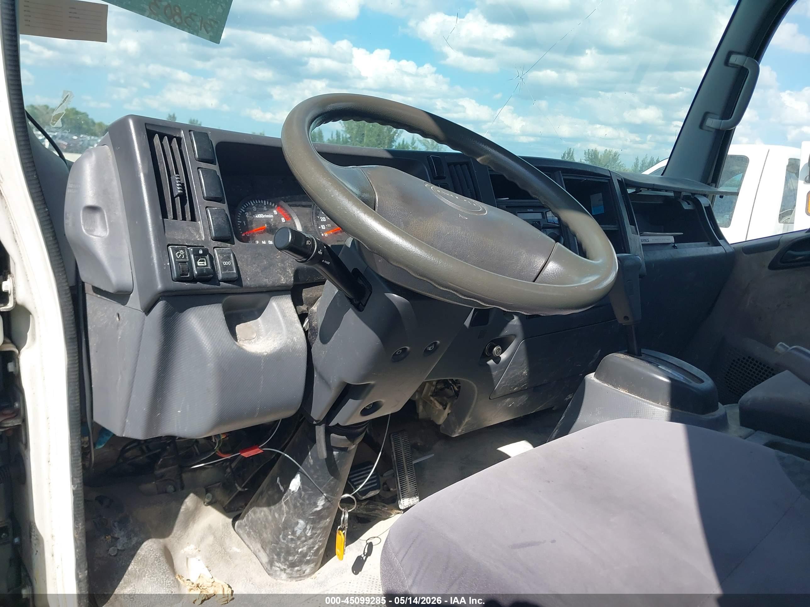ISUZU NPR image 7