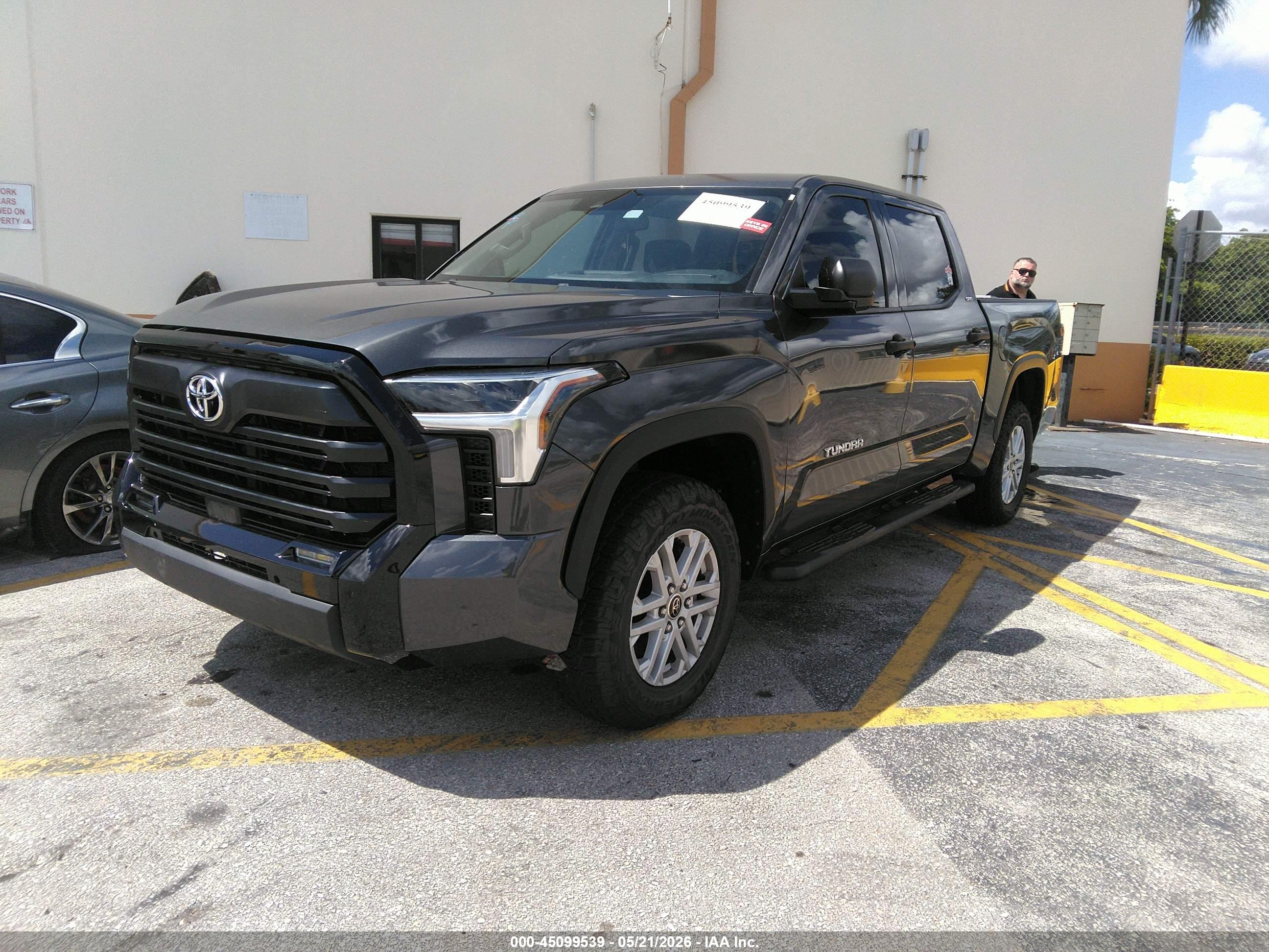 TOYOTA TUNDRA image 2