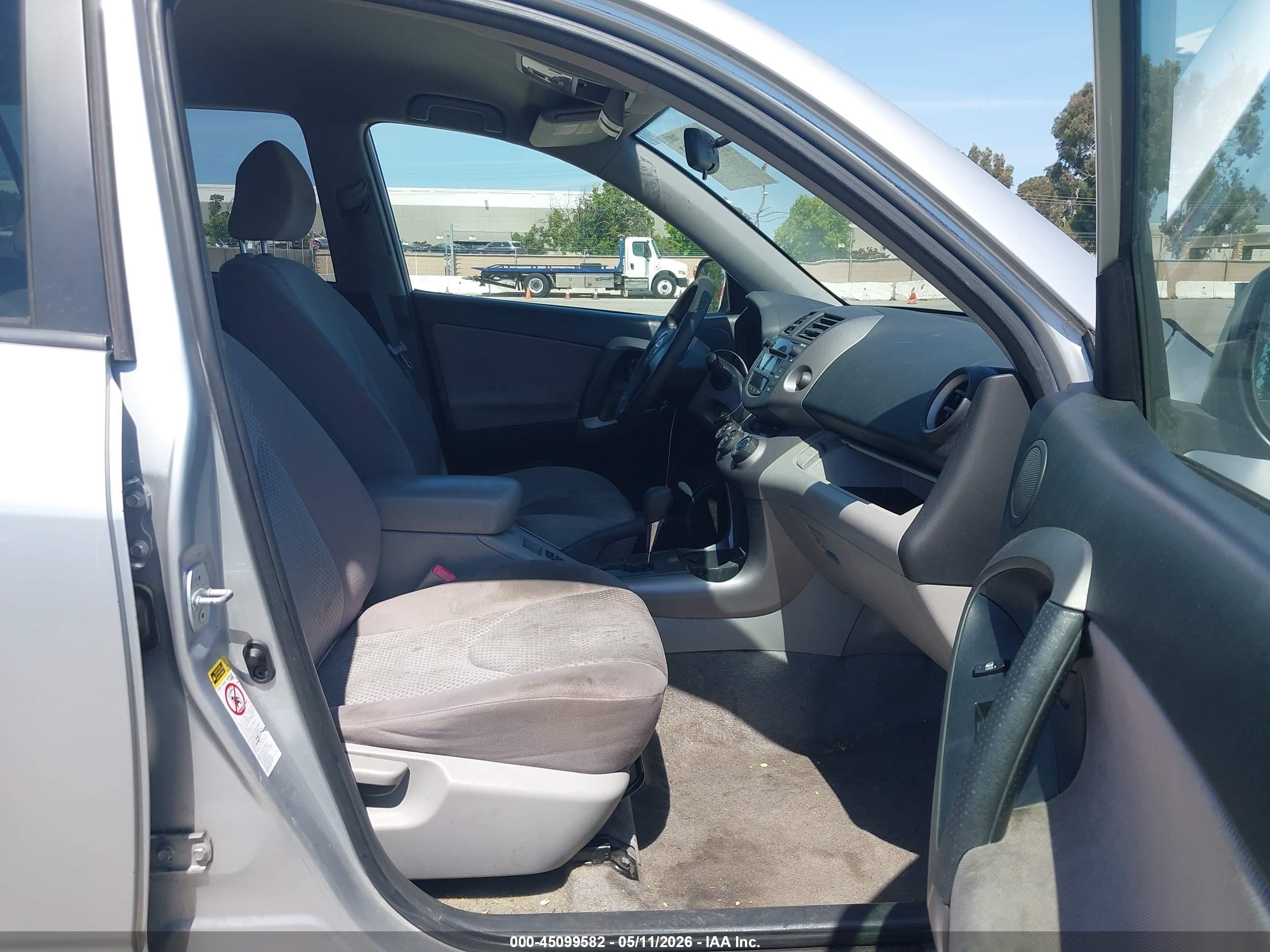TOYOTA RAV4 image 5