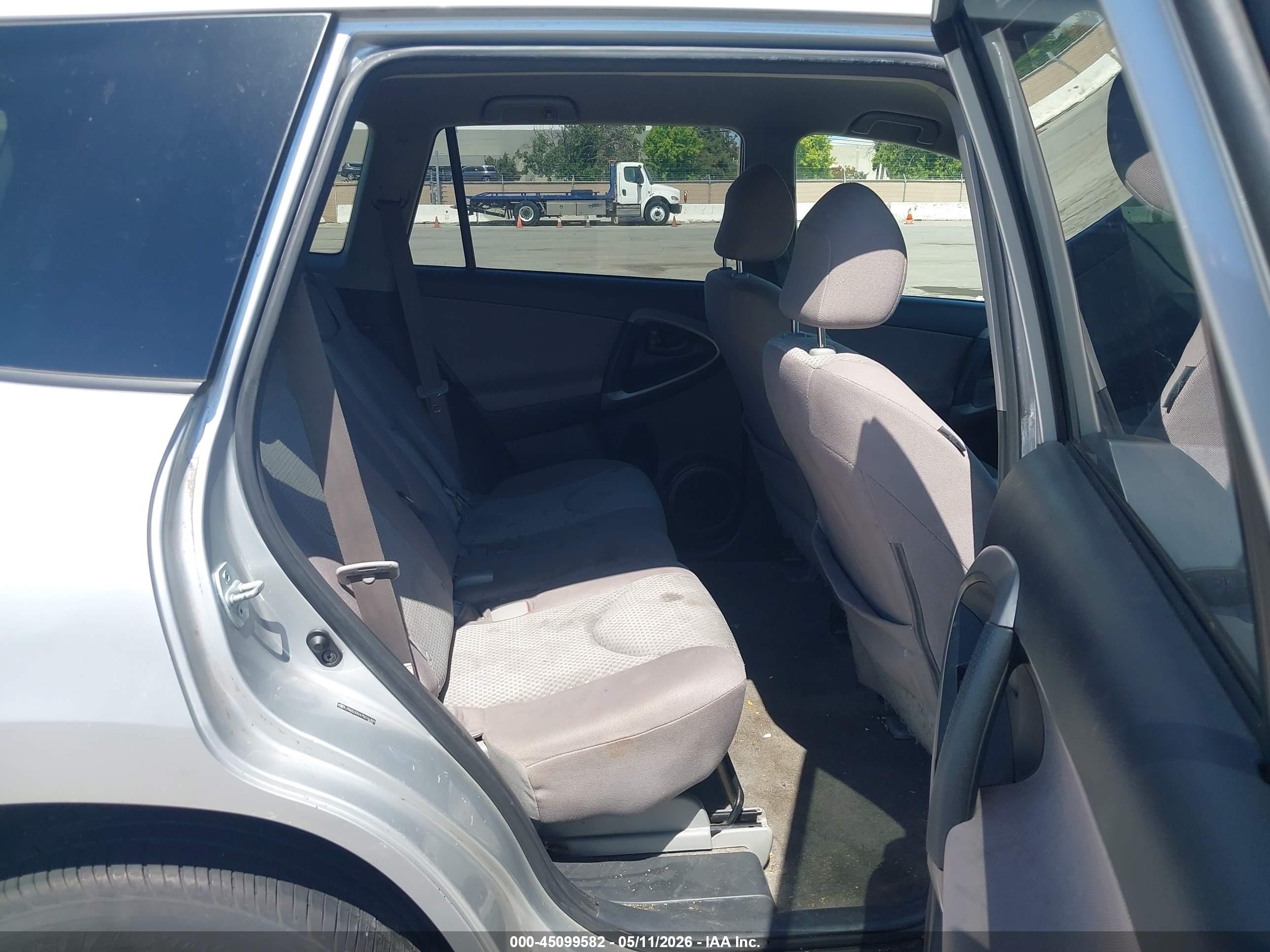 TOYOTA RAV4 image 8