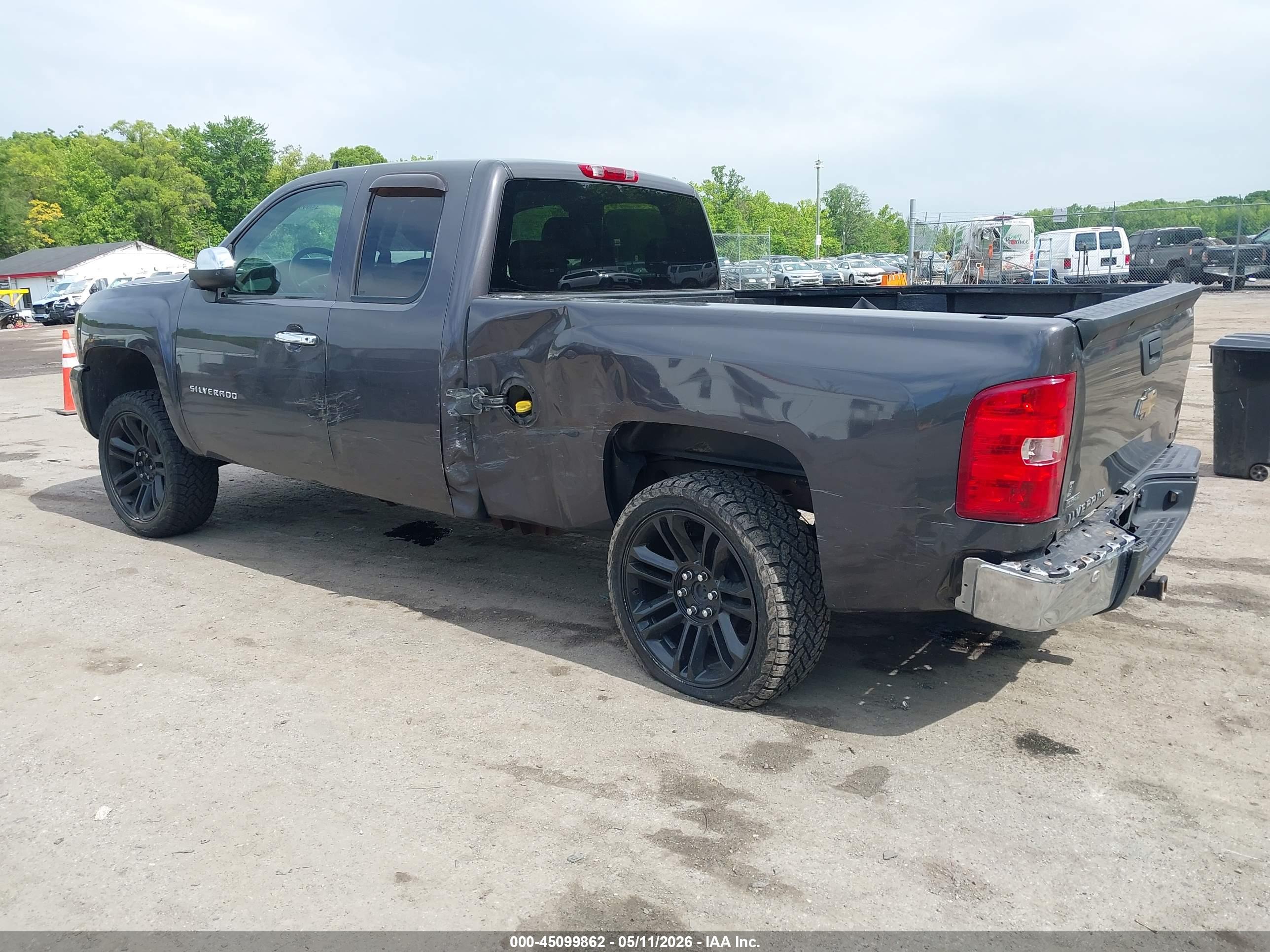 CHEVROLET SILVERADO image 3