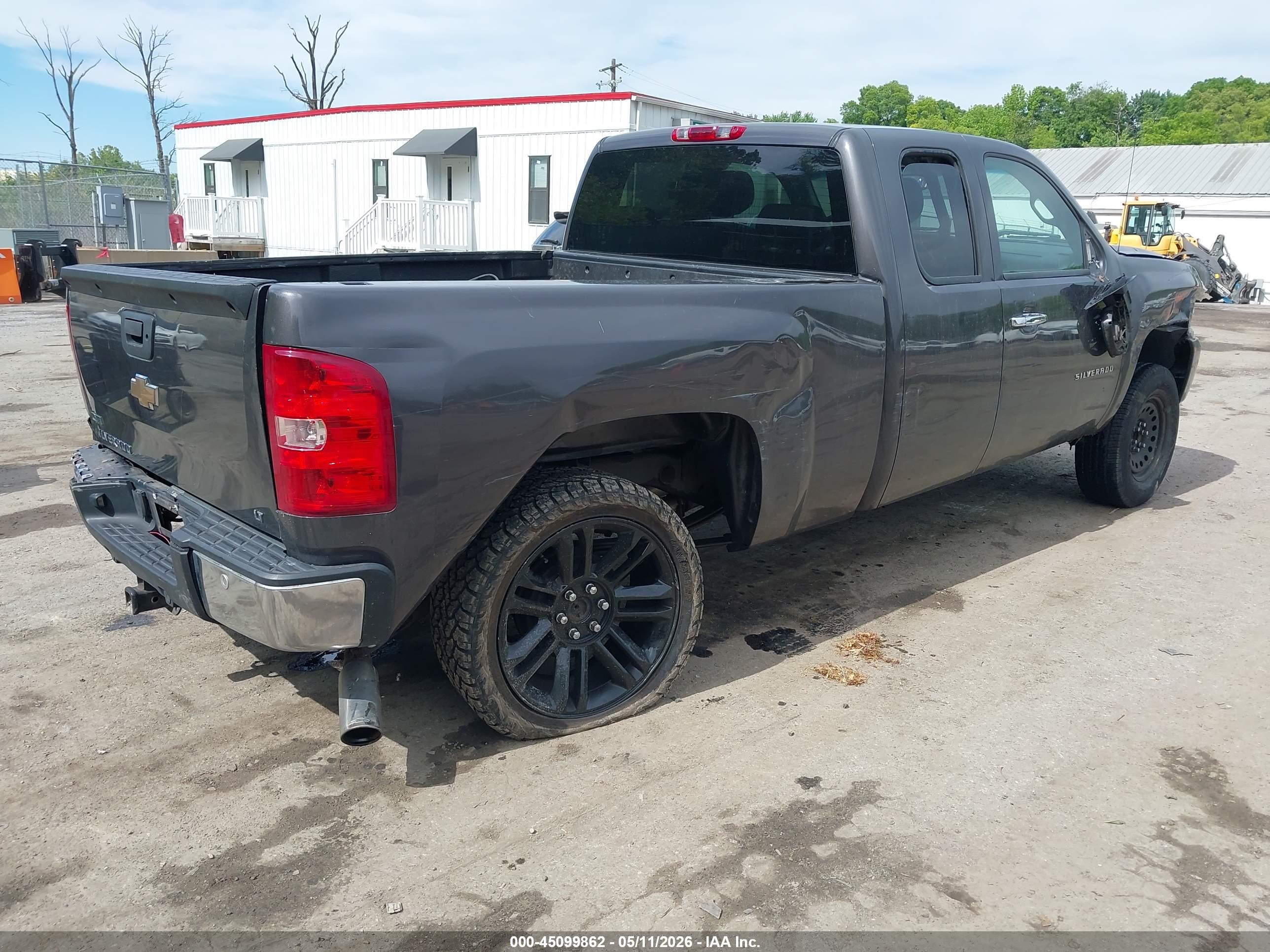 CHEVROLET SILVERADO image 4