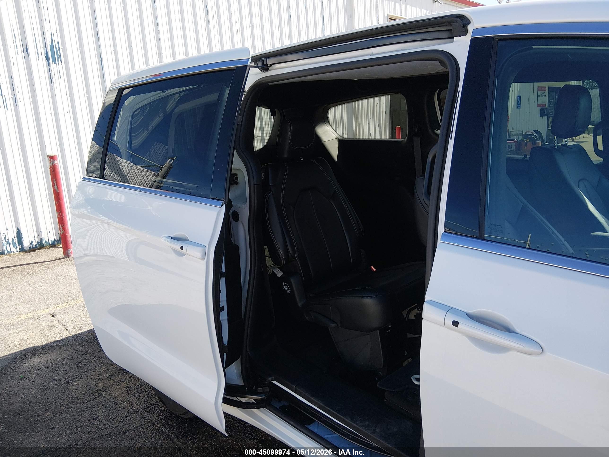 CHRYSLER PACIFICA image 8