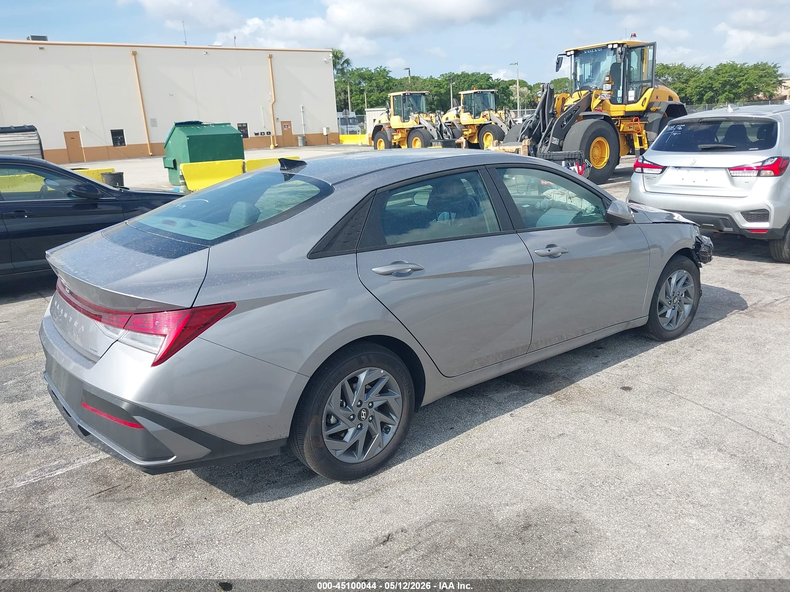 HYUNDAI ELANTRA image 4