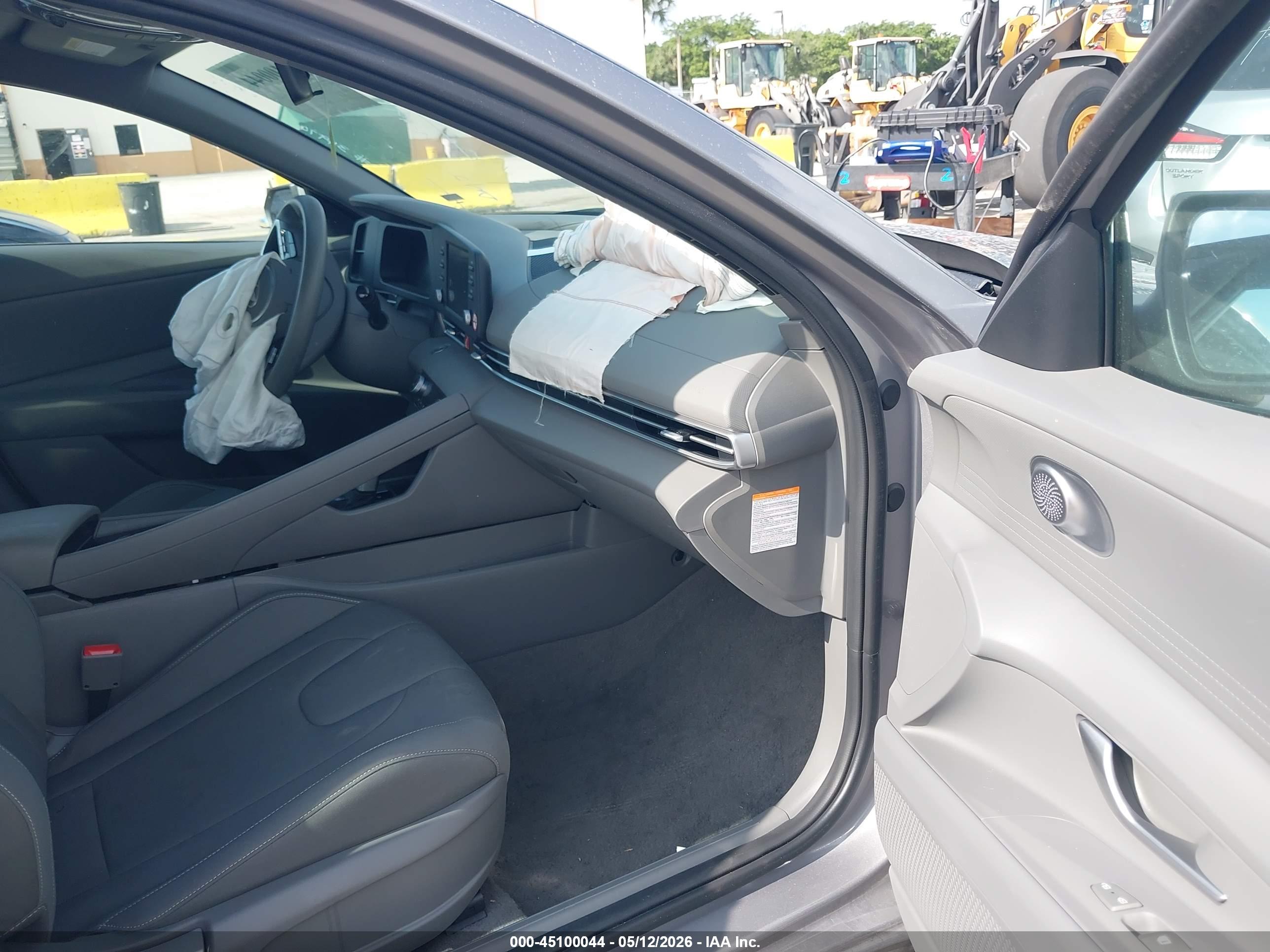 HYUNDAI ELANTRA image 5