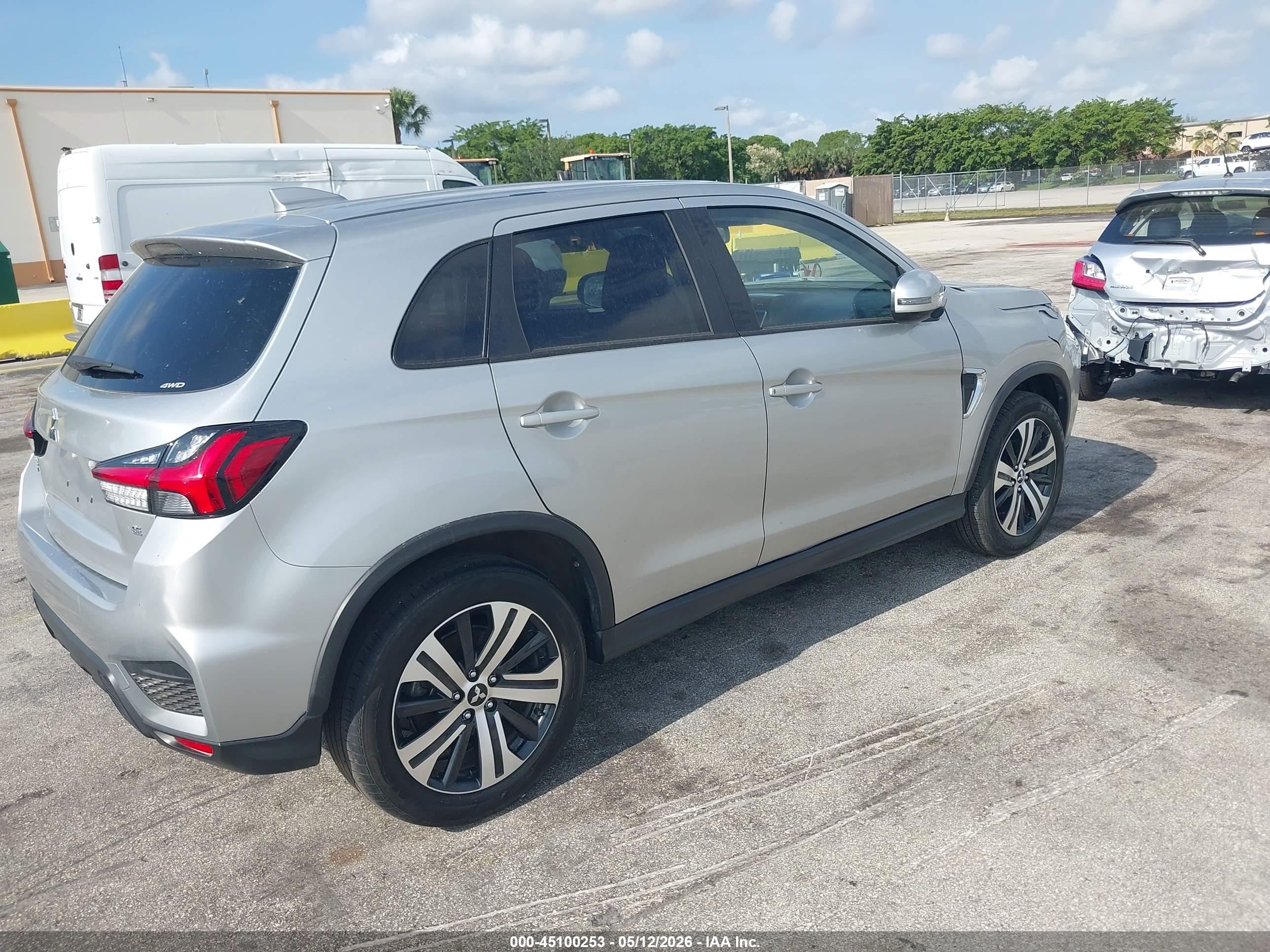 MITSUBISHI OUTLANDER image 4