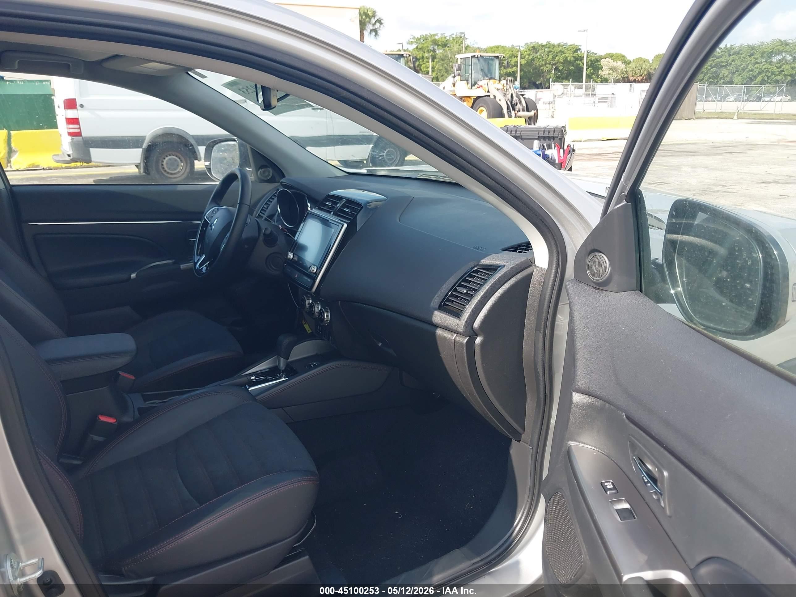MITSUBISHI OUTLANDER image 5